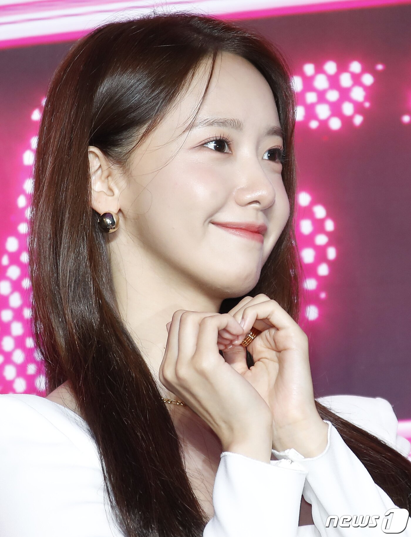 본문 이미지 - 그룹 소녀시대(Girl's Generation) 윤아가 5일 오전 서울 강남구 인터컨티넨탈 서울 코엑스에서 가진 데뷔 15주년 기념 '포에버 원(OREVER 1)' 컴백 기자회견에서 포즈를 취하고 있다. 2022.8.5/뉴스1 ⓒ News1 권현진 기자