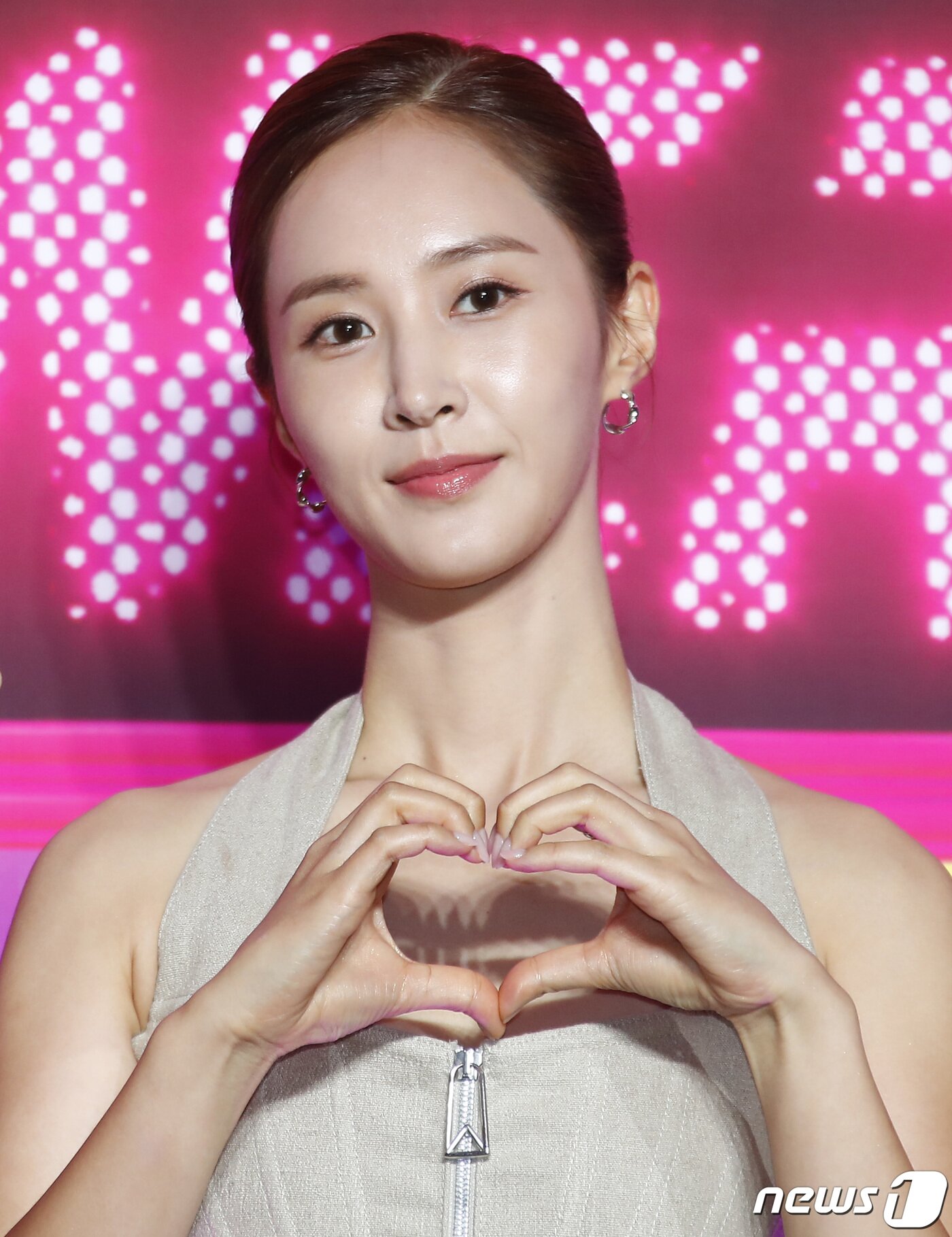 본문 이미지 - 그룹 소녀시대(Girl's Generation) 유리가 5일 오전 서울 강남구 인터컨티넨탈 서울 코엑스에서 가진 데뷔 15주년 기념 '포에버 원(OREVER 1)' 컴백 기자회견에서 포즈를 취하고 있다. 2022.8.5/뉴스1 ⓒ News1 권현진 기자