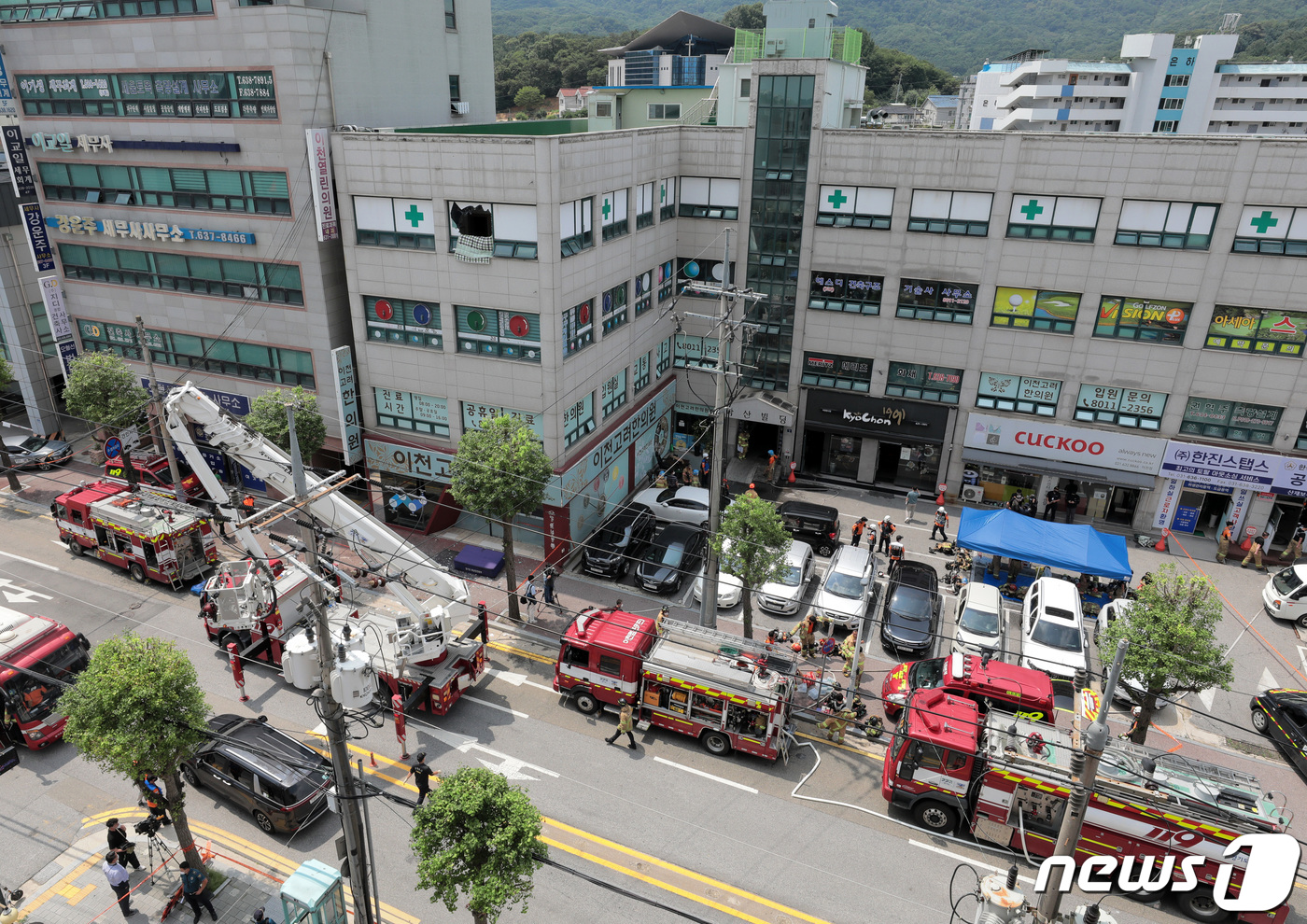 (이천=뉴스1) 조태형 기자 = 5일 오전 경기 이천시 관고동의 한 건물에서 화재가 발생해 유관 기관 관계자들이 현장을 살펴보고 있다.소방당국에 따르면 이번 화재로 건물 내 병원의 …