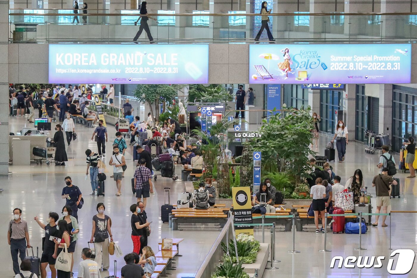 본문 이미지 -  인천국제공항 제1여객터미널 입국장이 여행객들로 붐비고 있다. 2022.8.5/뉴스1 ⓒ News1 