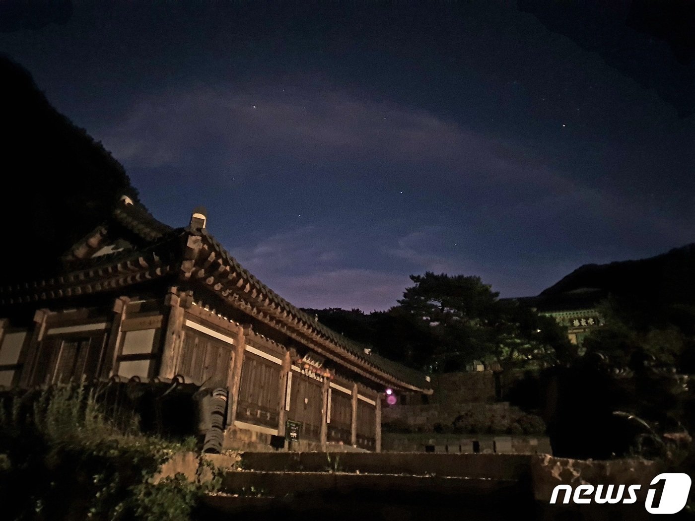 본문 이미지 - 새벽의 미황사. 어스름한 우주에 파르스름한 기운이 돌고, 보석처럼 박힌 별들이 총총하다 ⓒ 뉴스1
