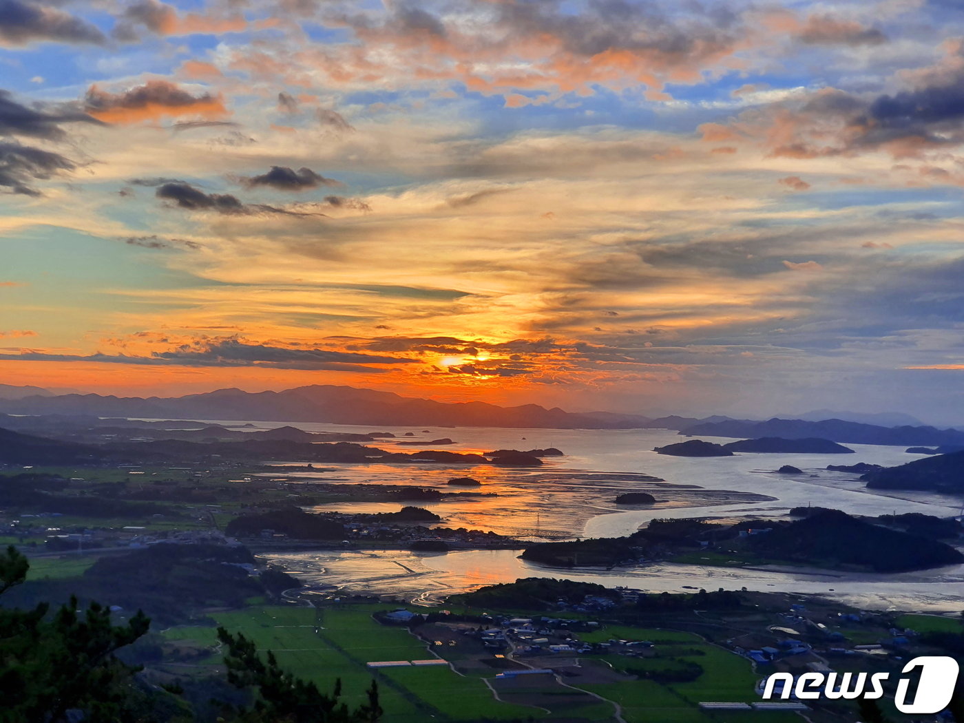 본문 이미지 - 다도해 일출 디테일. 강렬한 해가 검은 섬과 은빛 바다, 회색 갯벌을 붉게 물들이기 시작한다 ⓒ 뉴스1