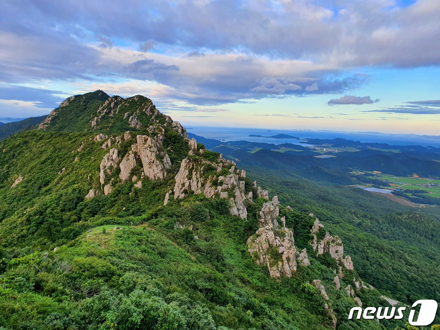 본문 이미지 - 달마봉 가는 길. 바라보는 조망은 최고지만, 솟구친 암릉을 치고 나가긴 쉽지 않다 ⓒ 뉴스1