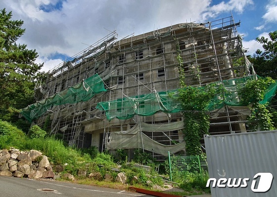 4일 오후 부산 북구 만덕동 오리마을에 10년 이상 방치된 폐건물의 모습.2022.8.4/© 뉴스1 노경민 기자