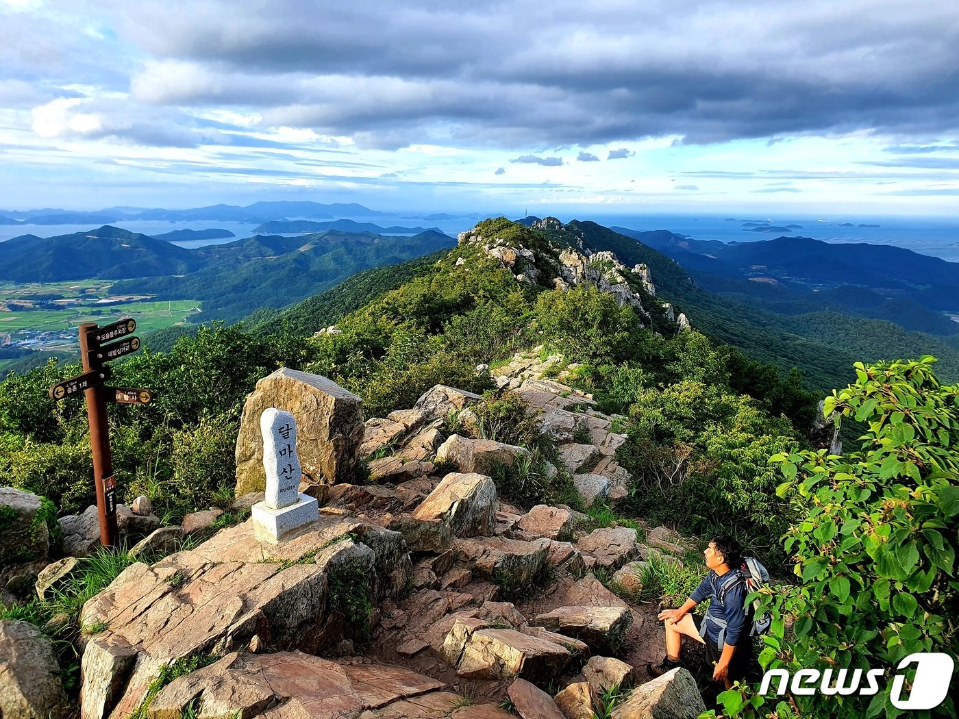 본문 이미지 - 달마봉 정상. 뺑둘러 다도해의 절경이 가득하고, 능선 끝에 가야할 도솔봉이 아득하다 ⓒ 뉴스1