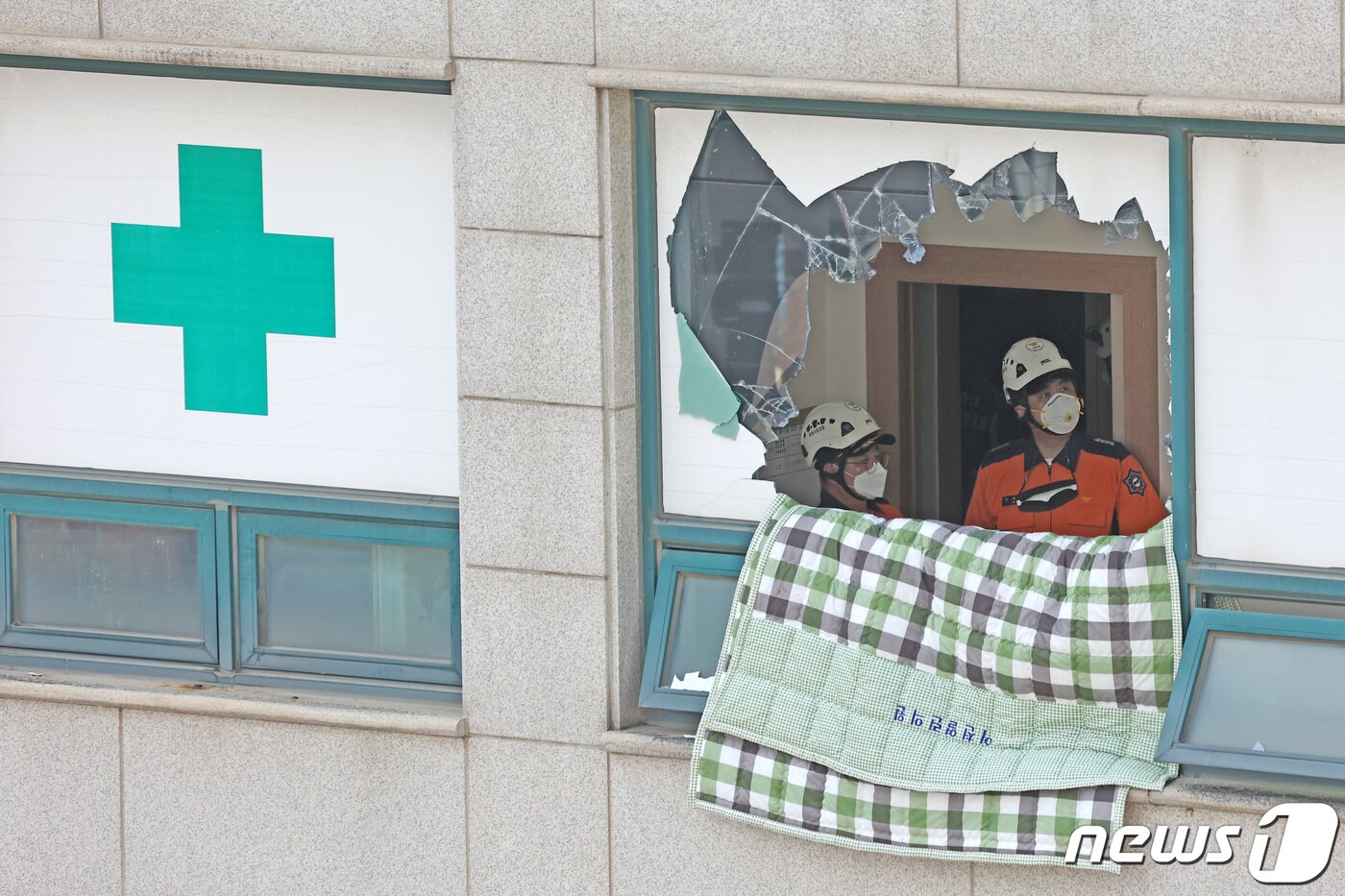 본문 이미지 - 5일 오전 경기 이천시 관고동의 한 건물에서 발생한 화재가 진압된 후 소방 등 유관 기관 관계자들이 현장을 살펴보고 있다. 소방당국에 따르면 이번 화재로 건물 내 병원의 환자, 간호사 등 5명이 숨졌다. 2022.8.5/뉴스1 ⓒ News1 조태형 기자