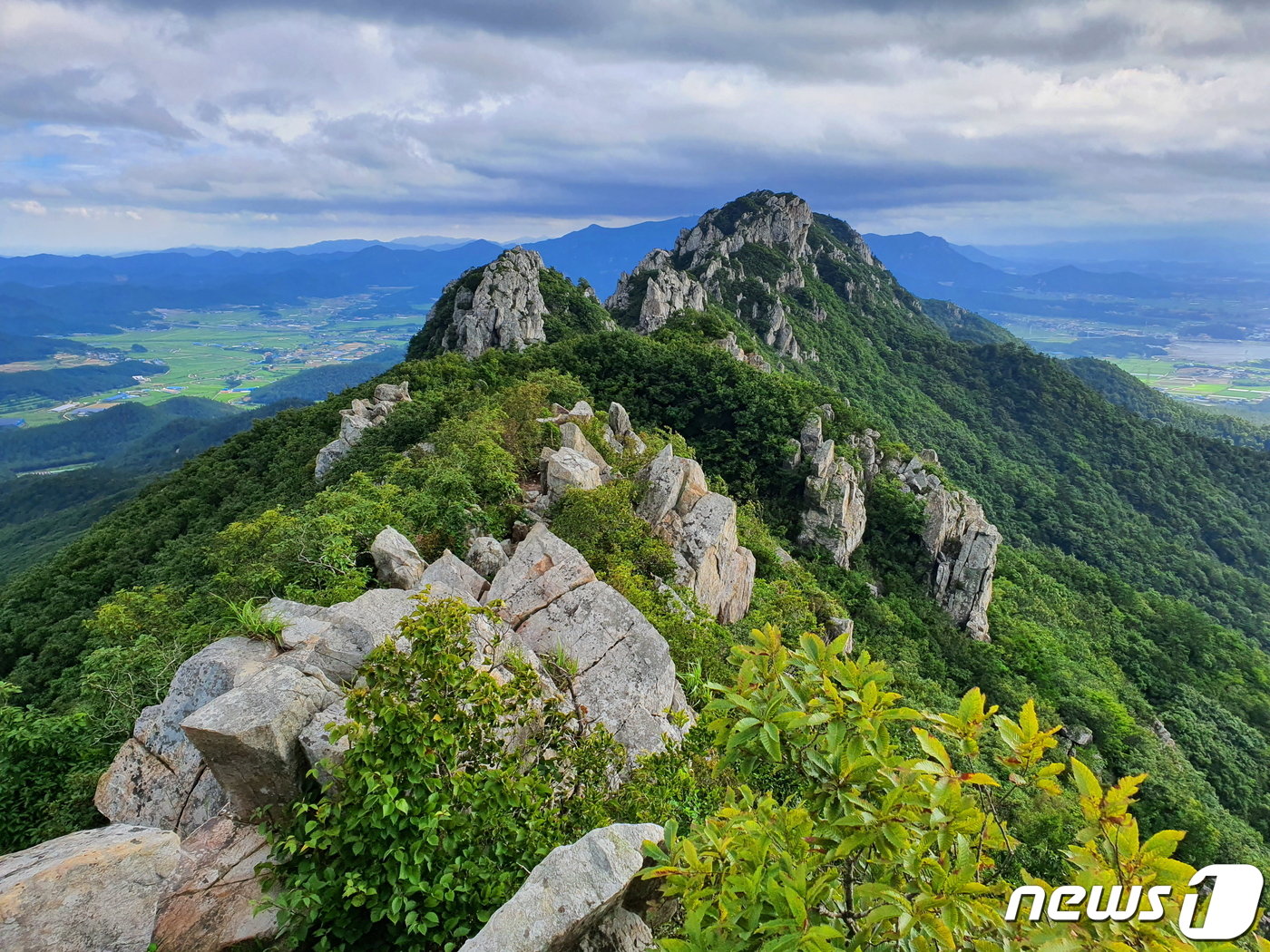 본문 이미지 - 도솔암 방향의 울뚝불뚝한 암릉. 설악산 공룡능선을 닮은 ‘아기공룡 능선’ ⓒ 뉴스1