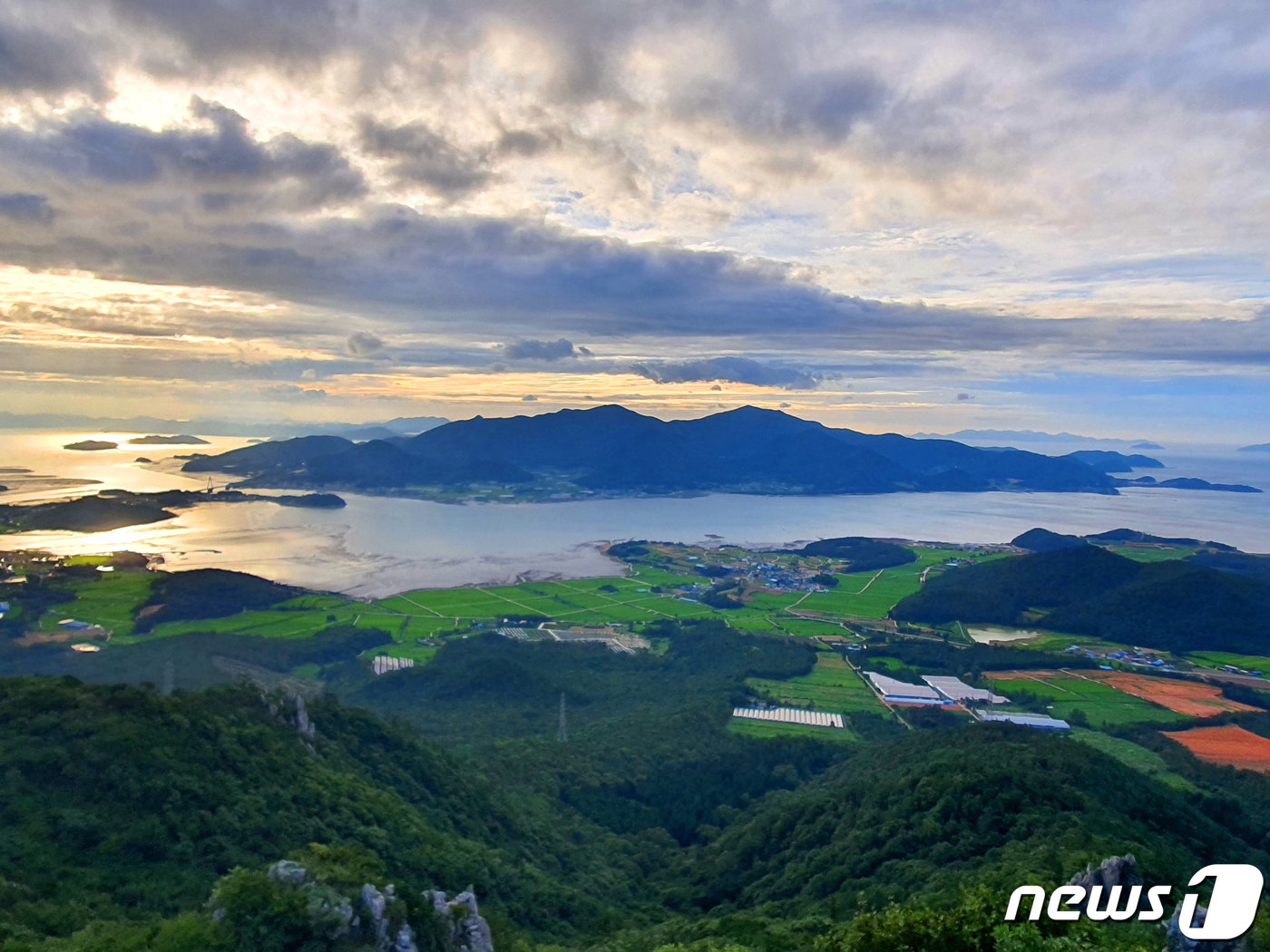 달마산에서 바라본 완도. 거대한 항공모함이 수많은 함정을 거느리고 항해하는 모습이다 ⓒ 뉴스1