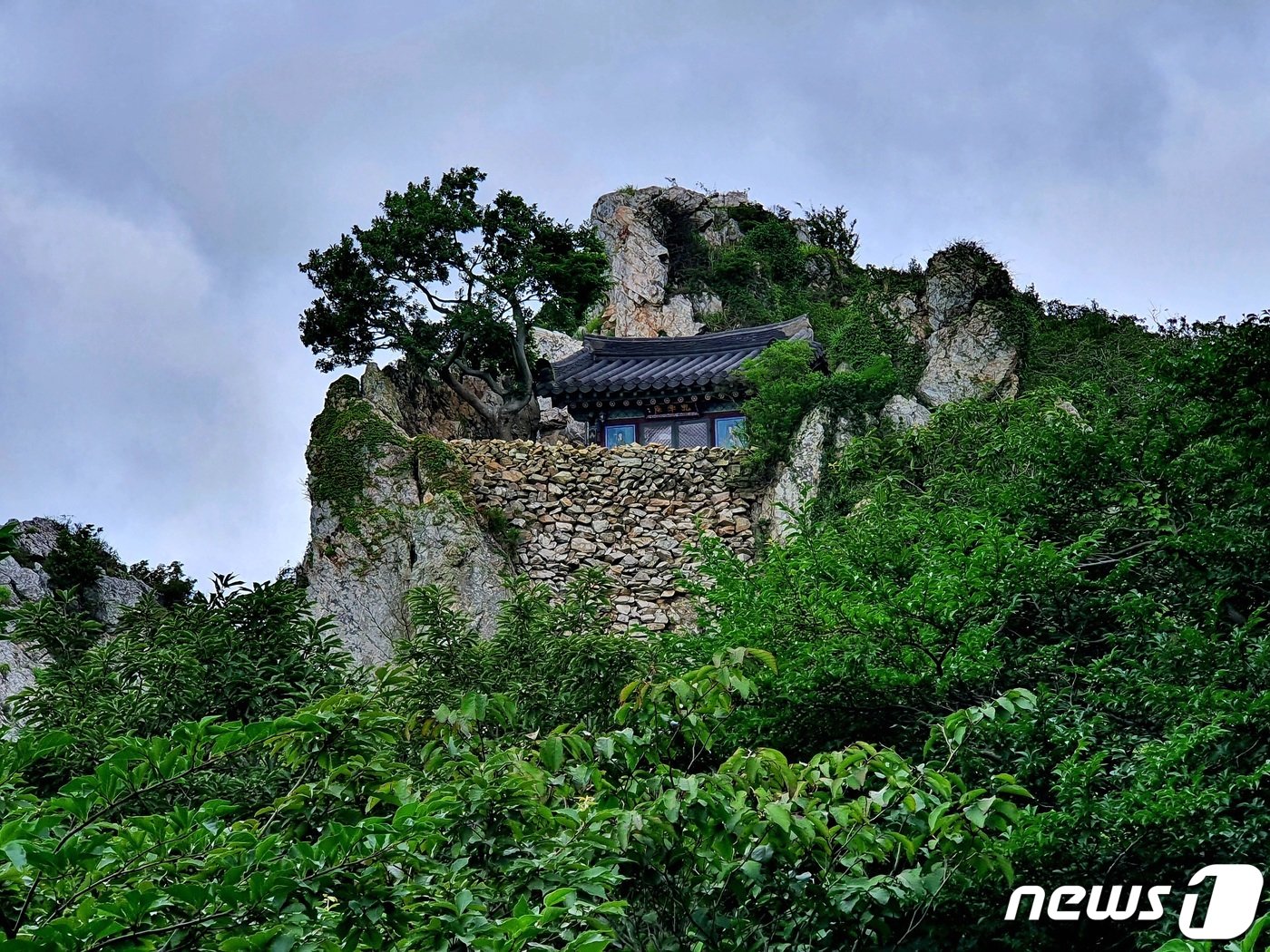 본문 이미지 - 도솔암. 세 개의 벼랑 사이에 돌을 쌓아 만든 좁다란 땅에 들어선 단칸방 암자. 도솔&#40;兜率&#41;은 불교의 이상향이다 ⓒ 뉴스1