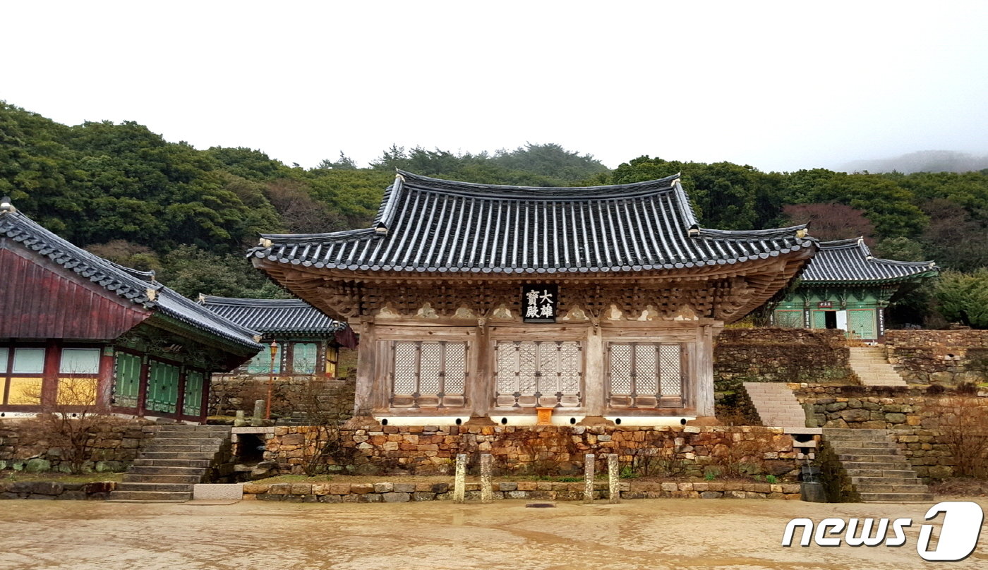 본문 이미지 - 미황사 대웅보전. 몇 년 전의 사진. 꾸미지 않은, 소박한 그대로의 아름다움 ⓒ 뉴스1