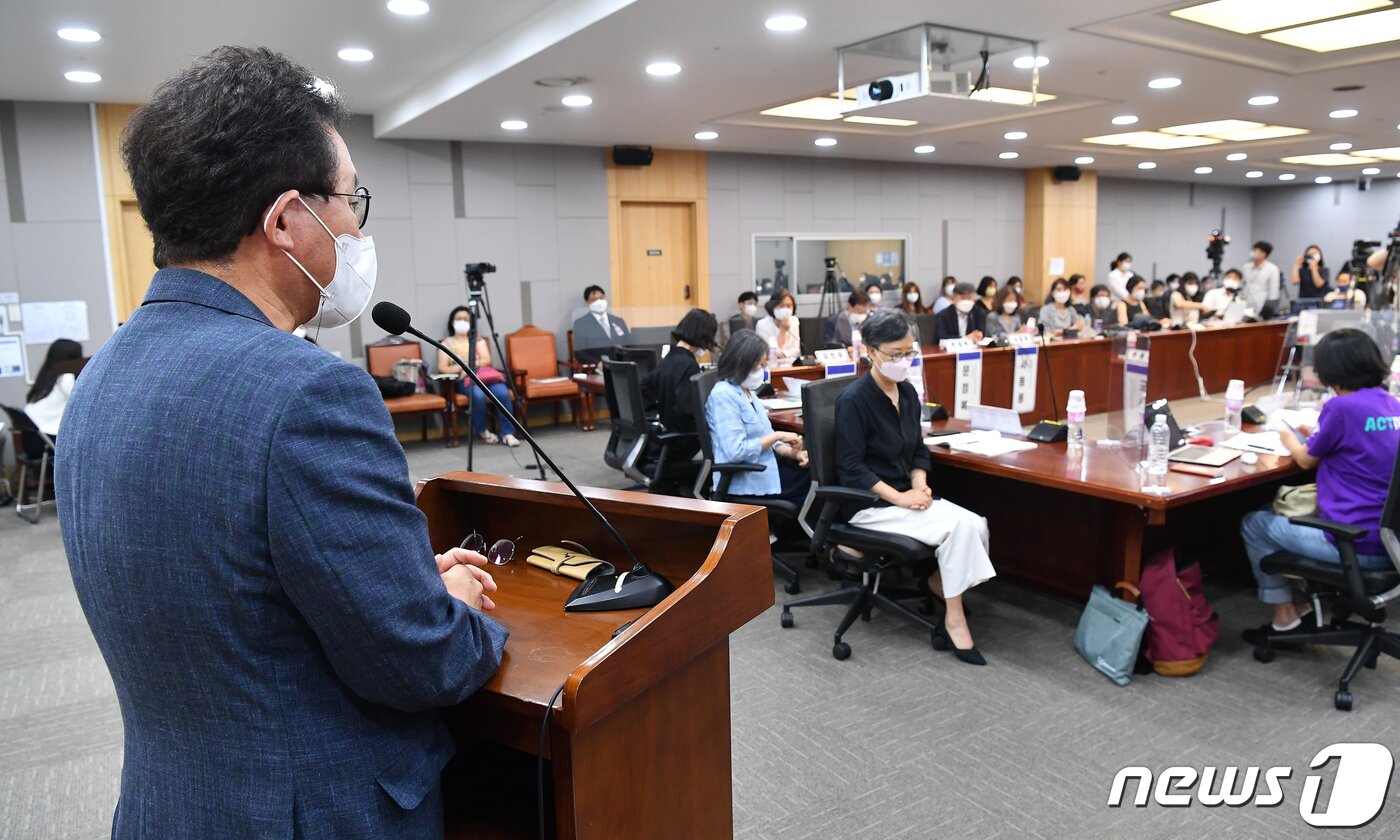 본문 이미지 - 유기홍 국회 교육위원장이 5일 오후 서울 여의도 국회 의원회관에서 열린 5세 조기 입학 반대를 위한 긴급토론회에서 인사말을 하고 있다. (공동취재) 2022.8.5/뉴스1 ⓒ News1 유승관 기자