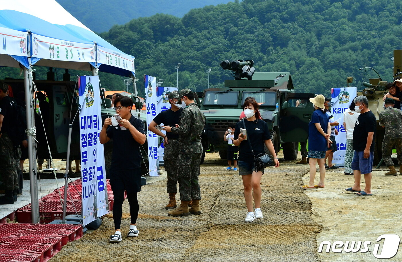 본문 이미지 - &#39;2022 제18회 빅토리 부대&#40;27·15사단&#41;와 함께 하는 화천토마토축제&#39; 개막일인 5일, 축제가 열리는 강원 화천군 사내면 사창리를 방문한 관광객들이 밀리터리존을 찾아 군장비들을 둘러보고 있다.&#40;화천군 제공&#41;ⓒ 뉴스1