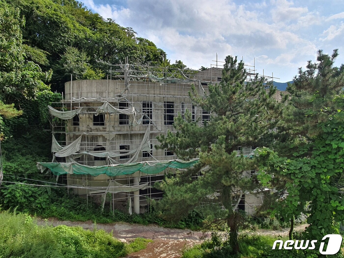 본문 이미지 - 부산 북구 만덕동 오리마을에 10년 이상 방치된 폐건물의 모습.2022.8.4/ⓒ 뉴스1 노경민 기자