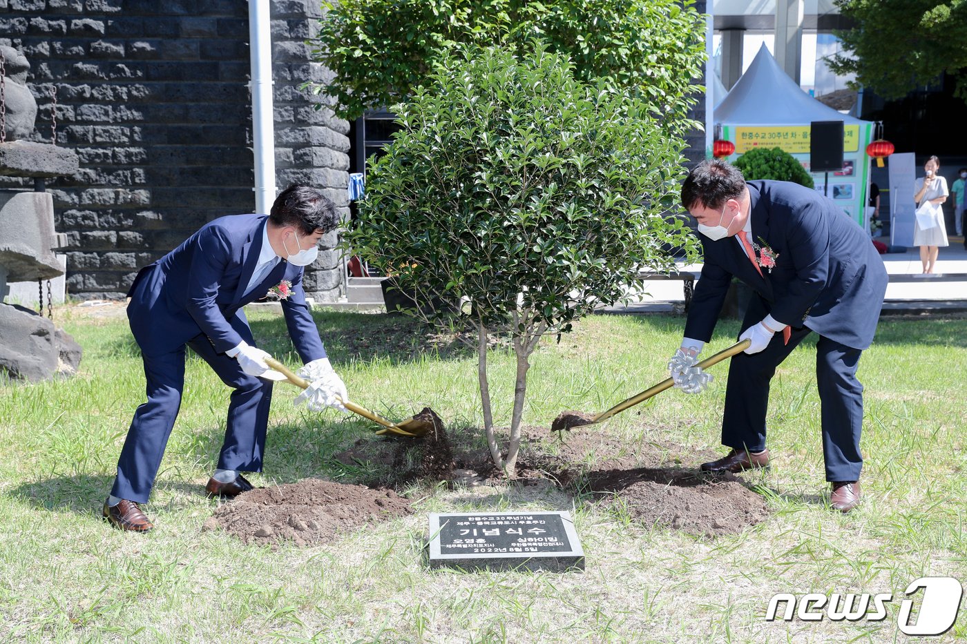 오영훈 제주지사&#40;왼쪽&#41;와 싱하이밍 주한 중국대사가 5일 &#39;제주도문예회관에서 &#39;2022 제주-중국 교류도시 우호주간 개막식&#39;에 앞서 기념식수를 하고 있다.&#40;제주도 제공&#41; 2022.8.5/뉴스1  ⓒ News1 강승남 기자