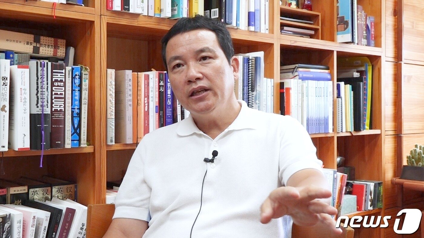 본문 이미지 - '짱개주의의 탄생' 저자 김희교 교수가 4일 연구실에서 뉴스1과 인터뷰 하고 있다. ⓒ 뉴스1