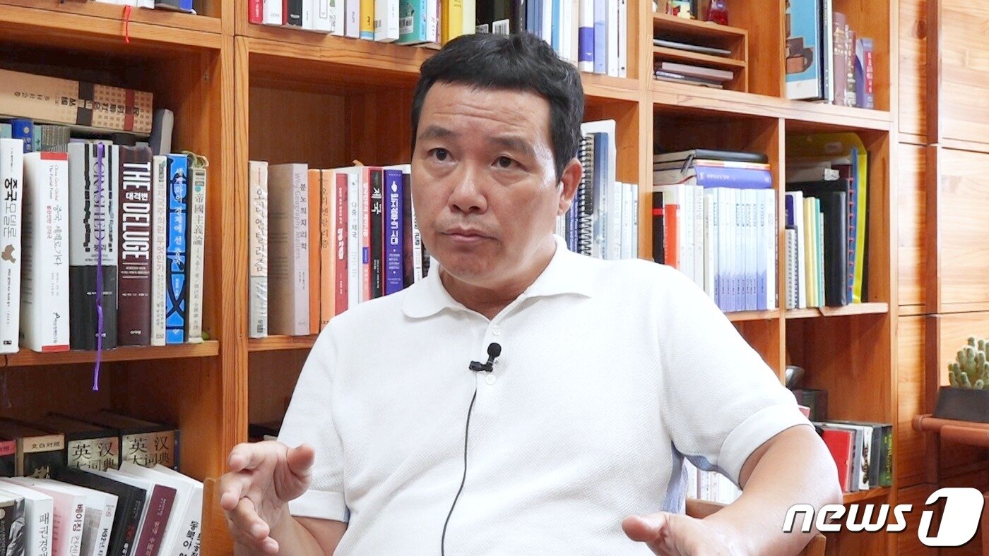 본문 이미지 - '짱개주의의 탄생' 저자 김희교 교수가 4일 연구실에서 뉴스1과 인터뷰 하고 있다. ⓒ 뉴스1