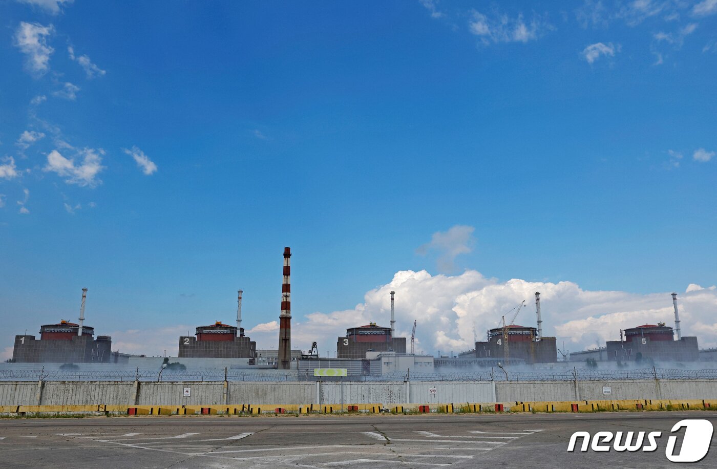 본문 이미지 - 4일(현지시간) 우크라이나 자포리자(州) 에네르호다르에 있는 자포리자 원자력 발전소의 모습. 22.08.04 ⓒ 로이터=뉴스1 ⓒ News1 김예슬 기자