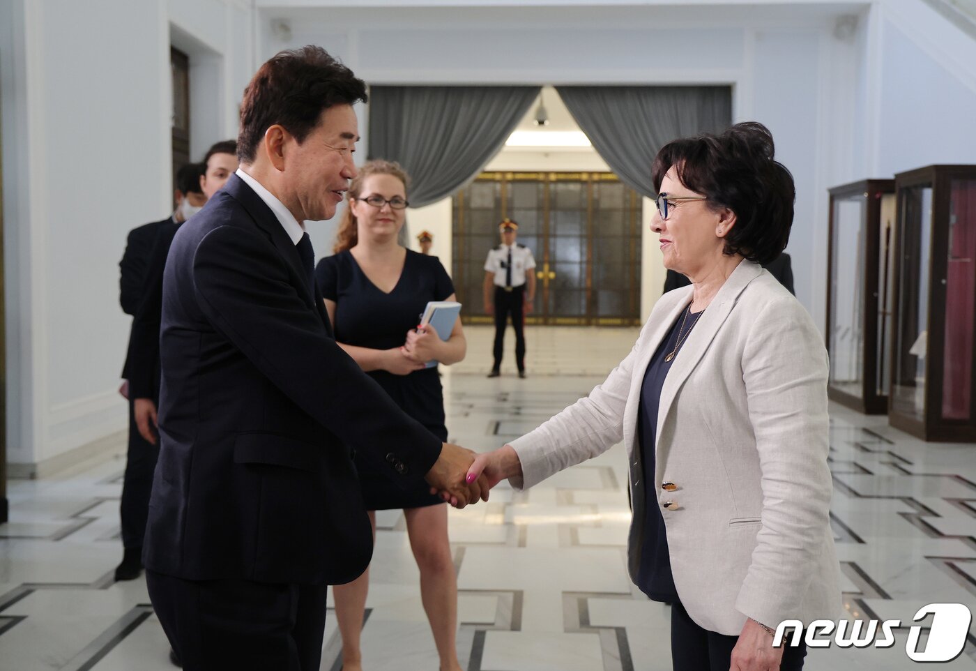본문 이미지 - 김진표 국회의장이 5일(현지시간) 폴란드 수도 바르샤바에 위치한 폴란드 하원에서 엘쥐비에타 비테크 하원의장을 만나 악수하고 있다.(국회의장실 제공) ⓒ 뉴스1