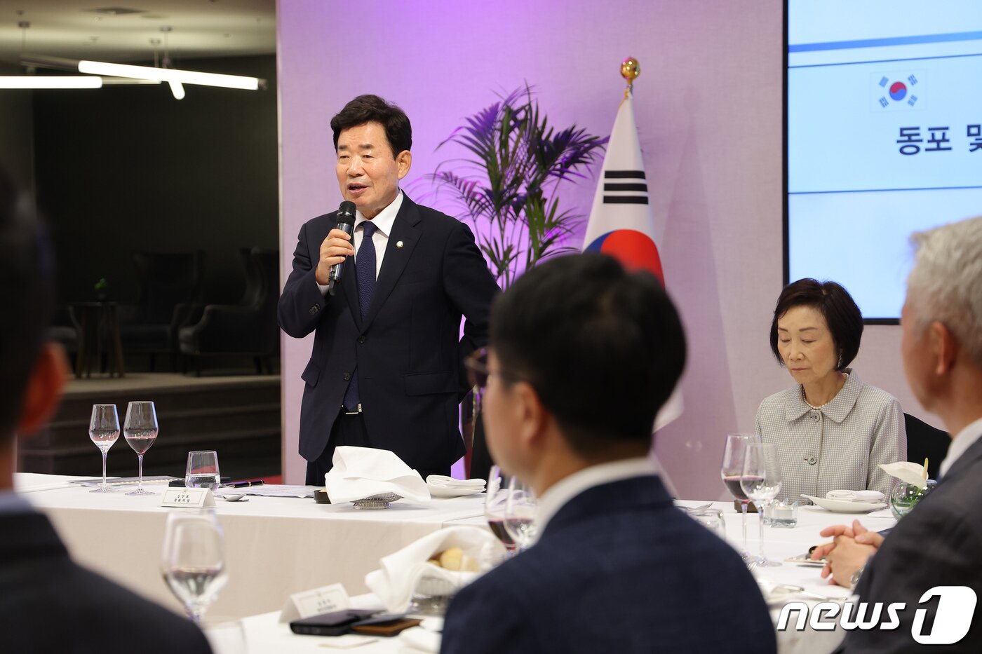 본문 이미지 - 김진표 국회의장이 5일(현지시간) 폴란드 수도 바르샤바 시내 인터콘티넨털 호텔에서 열린 '동포 및 지상사 대표 초청 간담회 겸 만찬'에서 발언하고 있다.(국회의장실 제공) ⓒ 뉴스1