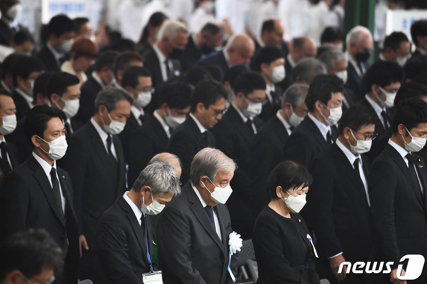 본문 이미지 - 6일 일본 히로시마에 원자폭탄이 투하된 지 77년이 된 날 히로시마시 나카구 평화기념공원에서 평화기념식이 엄수되고 있다. ⓒ AFP=뉴스1 ⓒ News1 강민경 기자