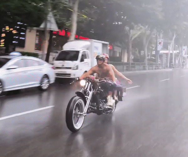 본문 이미지 - 서울 강남 일대에서 신체를 노출한 채 라이딩을 즐긴 유튜버 BOSS J와 인플루언서 여성. (인스타그램 갈무리) ⓒ 뉴스1