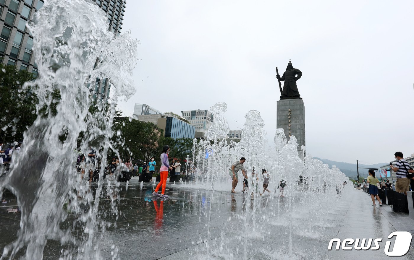 서울 광화문광장이 재개장한 6일 어린이들이 이순신 장군 동상 앞 명량분수대에서 더위를 식히고 있다. 2022.8.6/뉴스1 ⓒ News1 이동해 기자