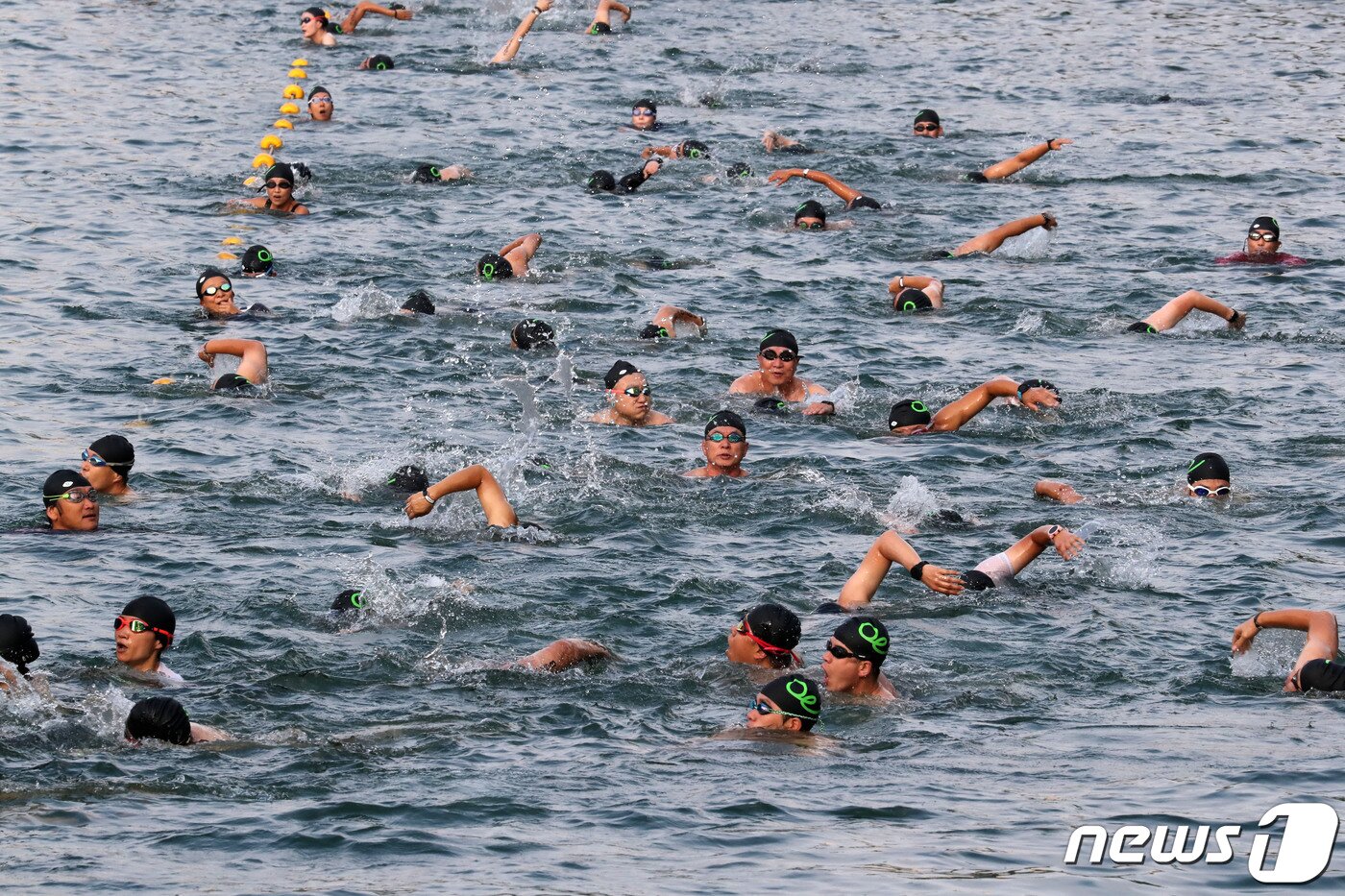 본문 이미지 - 7일 오전 서울 송파구 석촌호수와 롯데월드타워에서 열린 '2022 LOTTE Oe Race'에서 참가자들이 수영을 하고 있다. (공동취재) 2022.8.7/뉴스1 ⓒ News1 박세연 기자