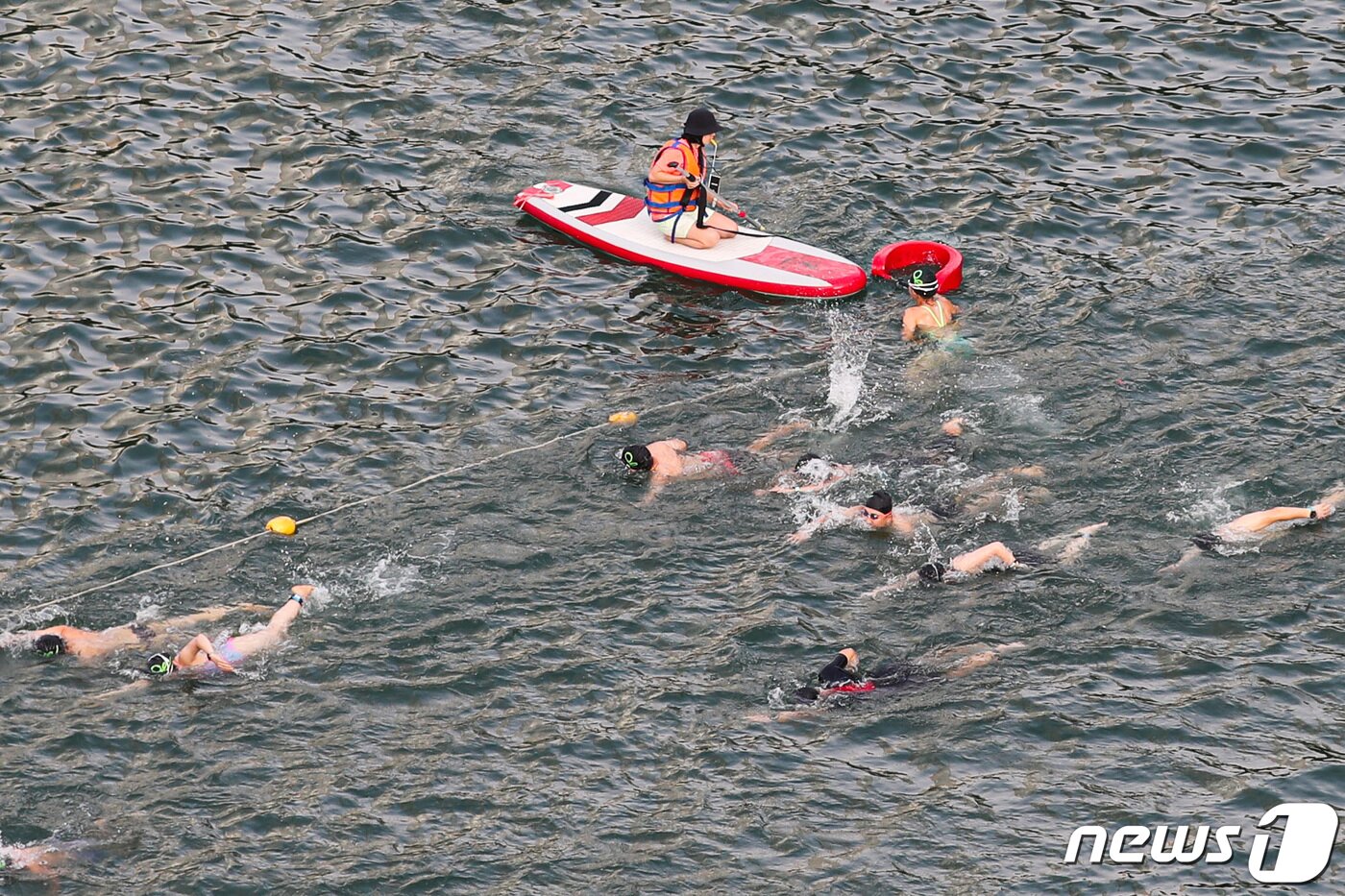 본문 이미지 - 7일 오전 서울 송파구 석촌호수와 롯데월드타워에서 열린 '2022 LOTTE Oe Race'에서 참가자들이 수영을 하고 있다. (공동취재) 2022.8.7/뉴스1 ⓒ News1 박세연 기자