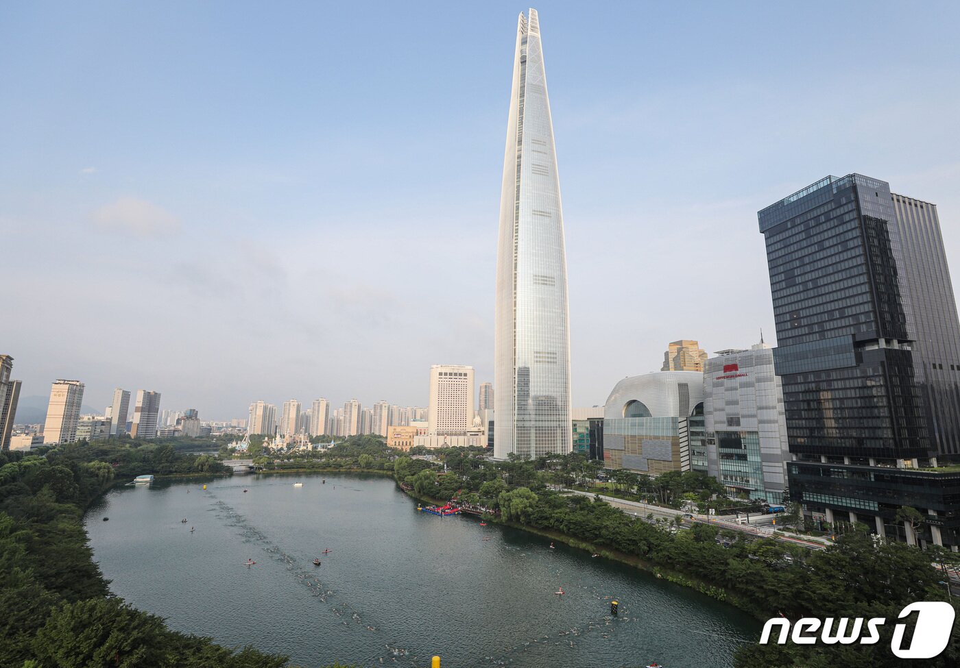 본문 이미지 -  서울 송파구 석촌호수와 롯데월드타워 전경. (공동취재) 2022.8.7/뉴스1 ⓒ News1 박세연 기자