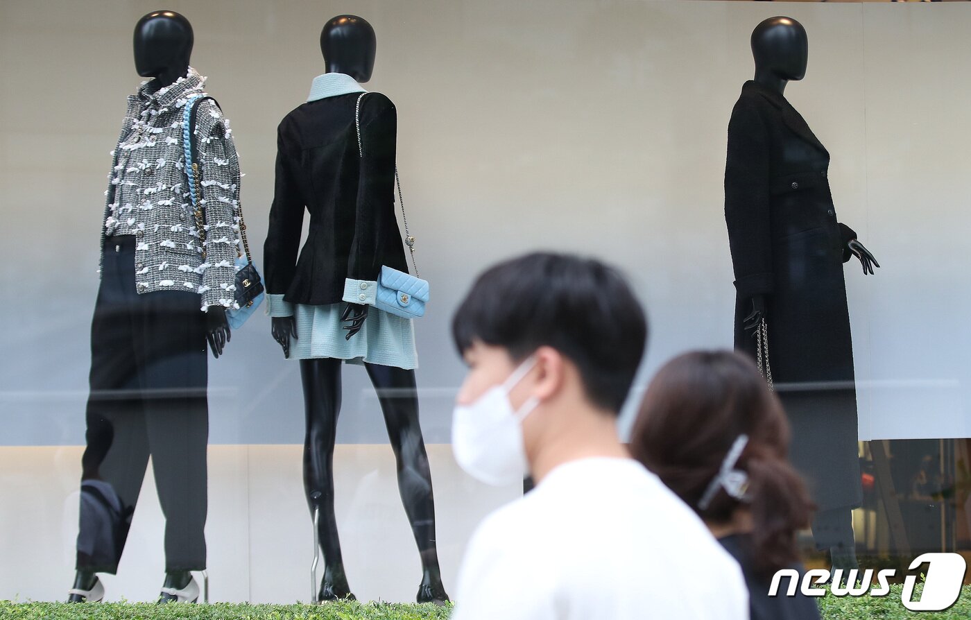 본문 이미지 - '가을이 시작된다'는 입추인 7일 서울 시내의 한 백화점 앞에서 시민들이 가을 옷으로 진열된 쇼윈도 앞을 지나고 있다. 이날 기상청은 전국 곳곳에 소나기가 내리며 낮 기온이 36도 내외를 기록하며 불볕더위도 이어진다고 예보했다. 2022.8.7/뉴스1 ⓒ News1 임세영 기자