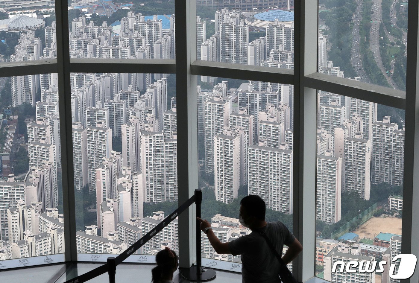 본문 이미지 - 서울 송파구 롯데월드타워 서울스카이에서 바라본 아파트단지 모습. 2022.8.7/뉴스1 ⓒ News1 박세연 기자