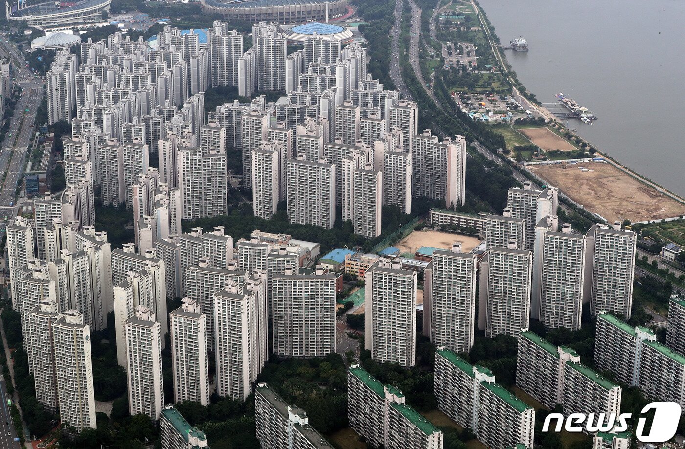 본문 이미지 - 지난 7일 서울 송파구 롯데월드타워 서울스카이에서 바라본 송파구 아파트단지 모습. 2022.8.7/뉴스1 ⓒ News1 박세연 기자