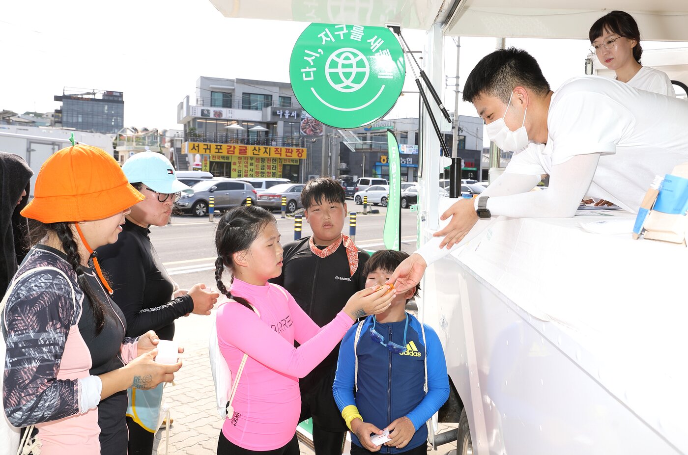 본문 이미지 - 버려진 쓰레기를 주워오면 포인트로 전환해 '리얼스 마켓'에서 제로웨이트스 물품을 받을 수 있었다. 물건을 구매하는 공간이라는 롯데백화점의 업태를 CSR 활동에도 적용했다.(롯데쇼핑 제공)ⓒ 뉴스1