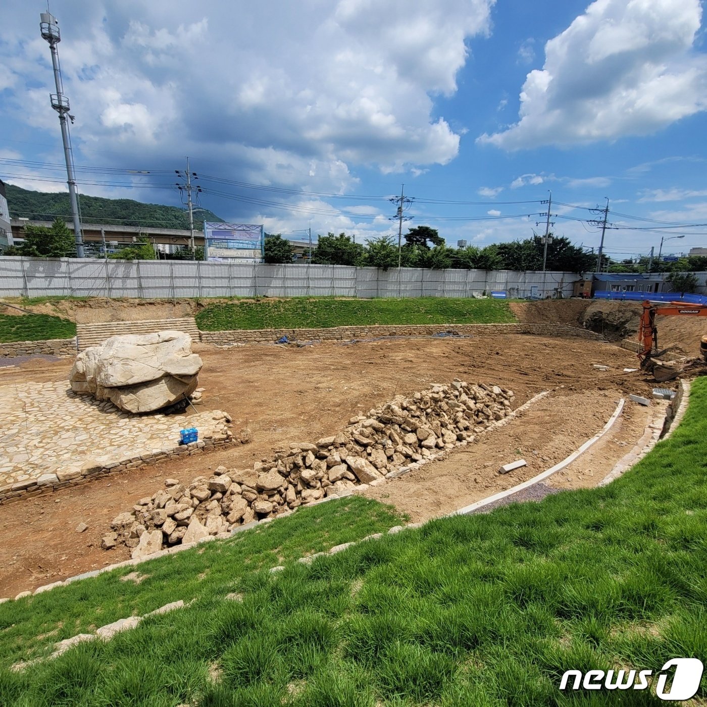 본문 이미지 - 현재 공사가 중단된 김해시 구산동 지석묘 복원·정비 사업 현장. (문화재청 제공)ⓒ 뉴스1