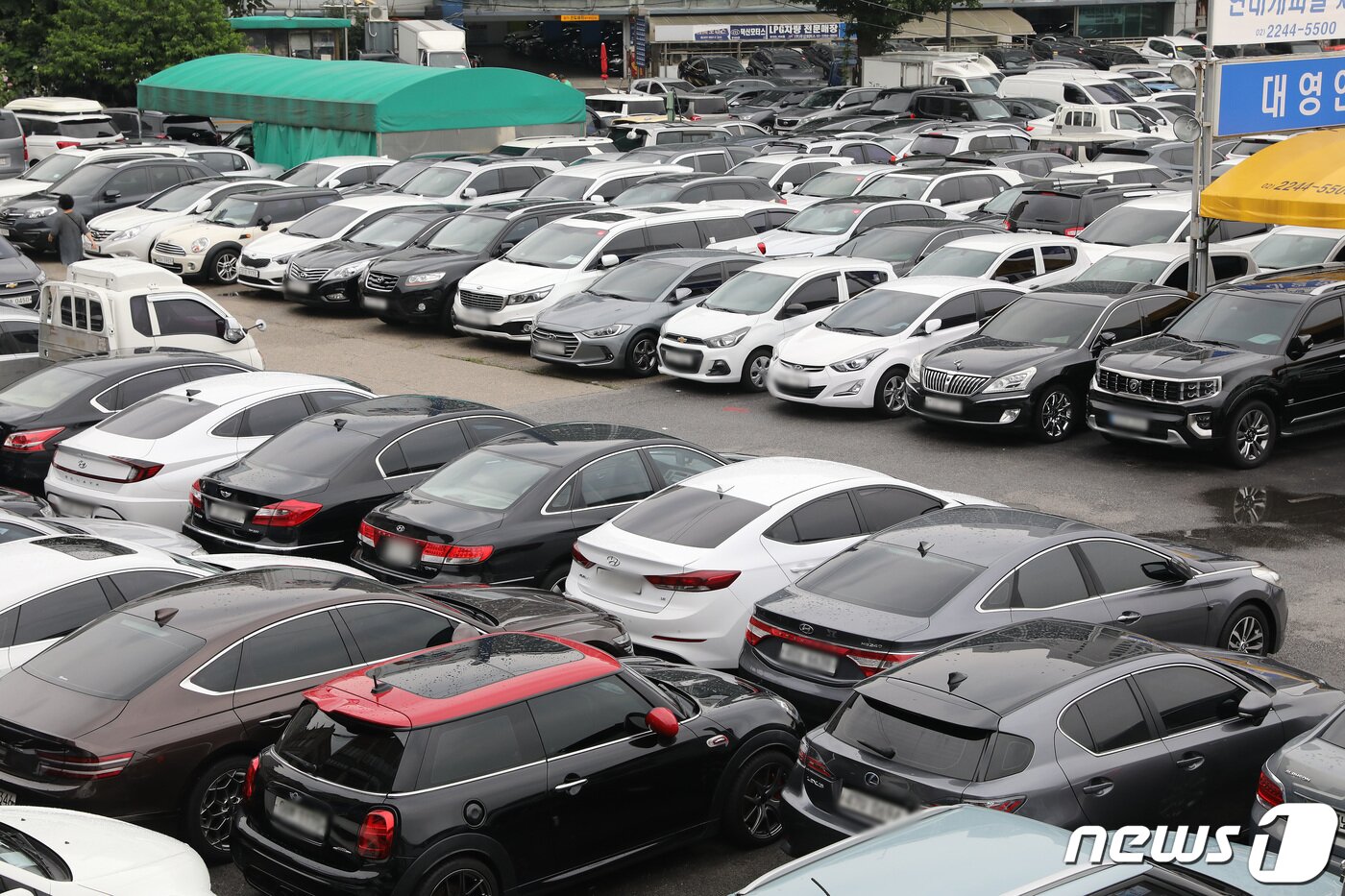 본문 이미지 - 서울 성동구 장안평 중고차매매단지에 중고차들이 주차돼 있다.  2022.8.7/뉴스1 ⓒ News1 임세영 기자