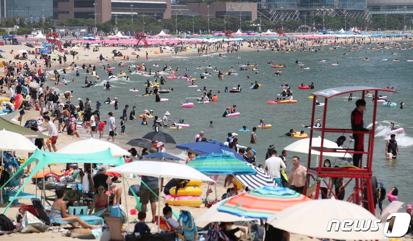 본문 이미지 - 절기상 입추인 7일 부산 해운대구 해운대해수욕장을 찾은 피서객들이 물놀이를 즐기고 있다. 2022.8.7/뉴스1 ⓒ News1 김영훈 기자