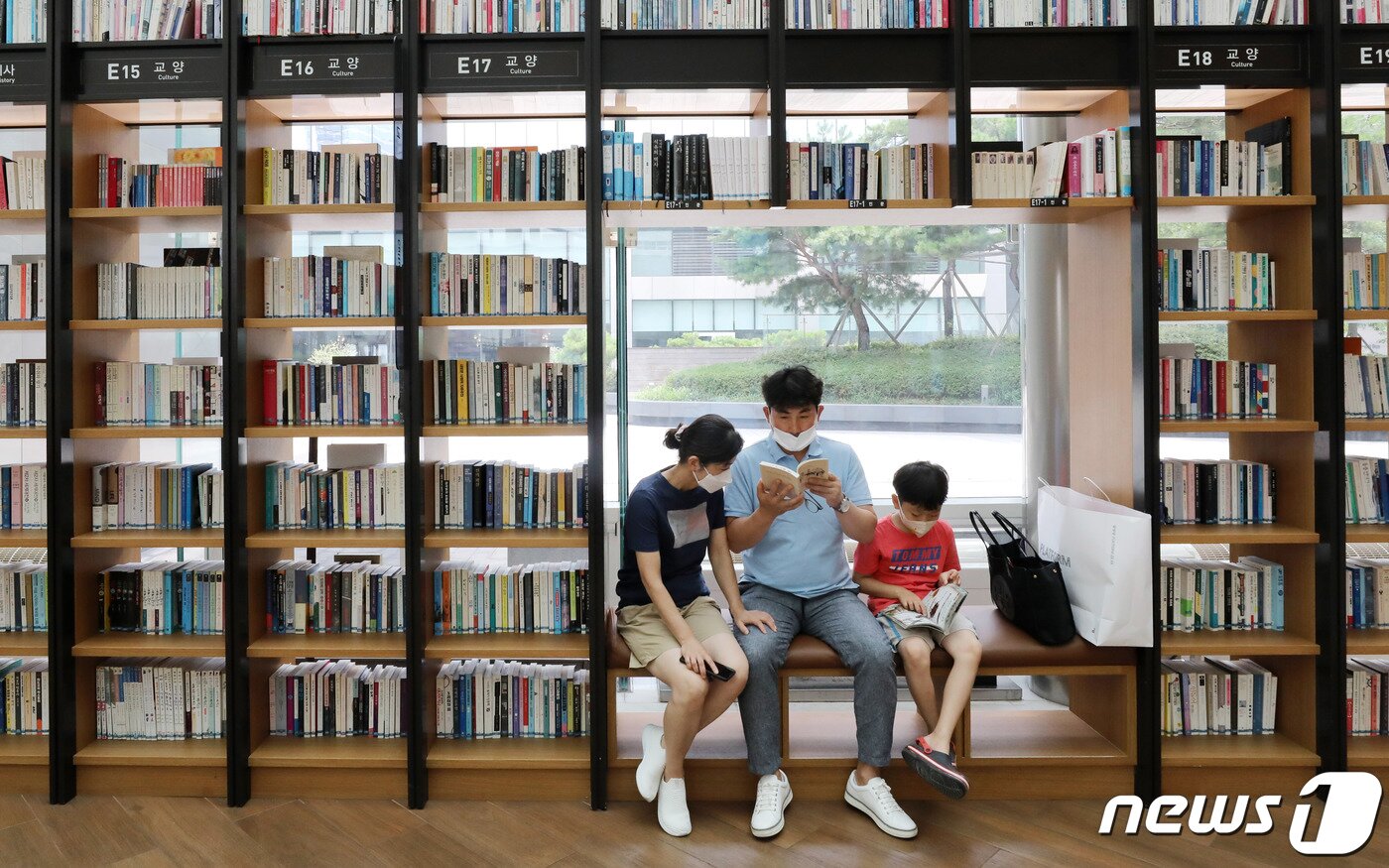 본문 이미지 - 가을의 시작을 알리는 입추인 7일 서울 강남구 코엑스몰 별마당도서관에서 휴가를 보내고 있는 한 가족이 독서를 하고 있다. 기상청은 이날 낮 최고기온이 36도까지 오르는 등 입추 이후에도 무더위가 이어지겠다고 밝혔다. 2022.8.7/뉴스1 ⓒ News1 박세연 기자