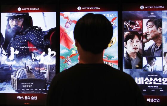 "어쩌다 업계 2·3위 합병까지 왔나"…악순환 빠진 국내 영화관