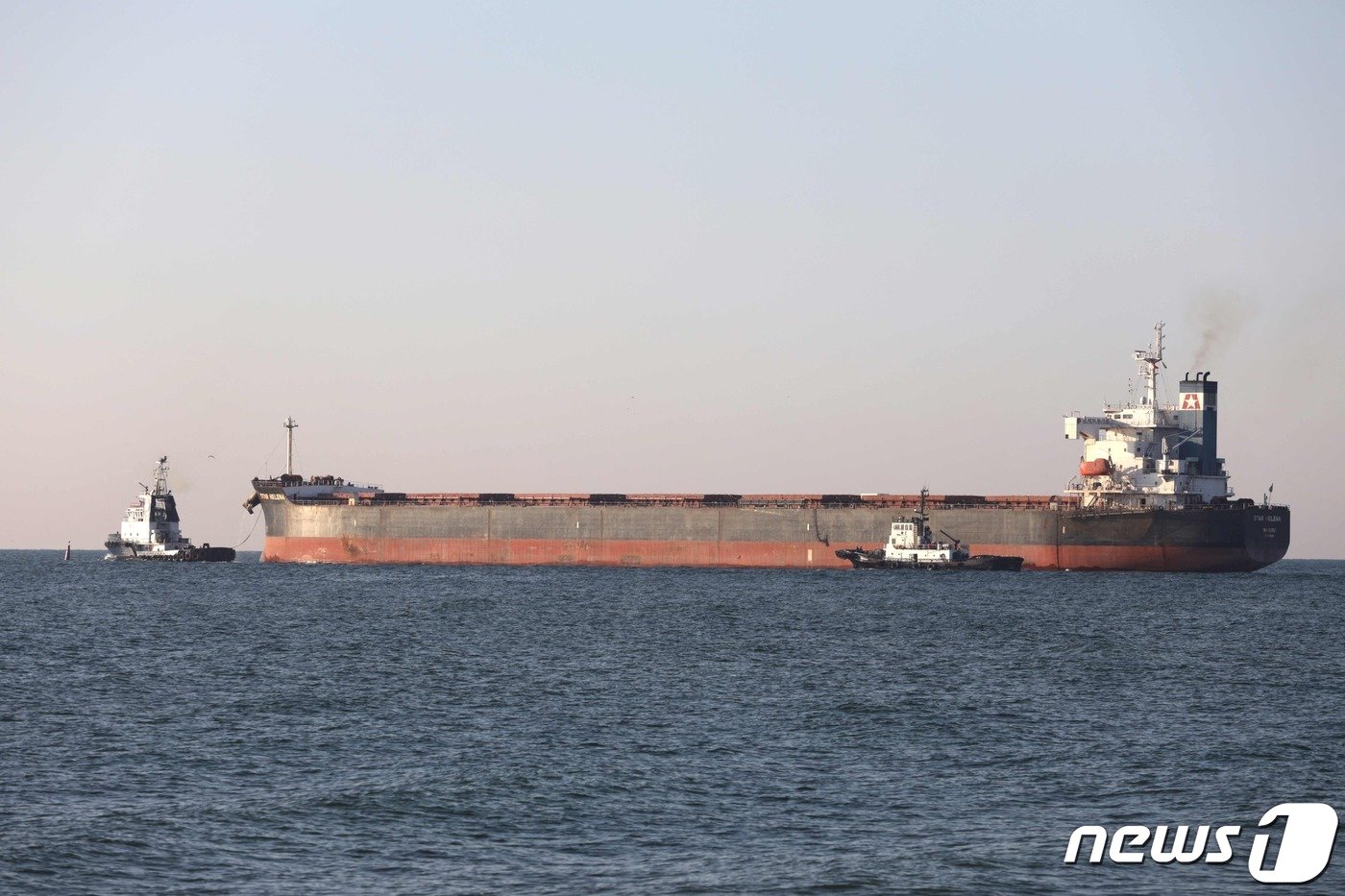 본문 이미지 - 7일 우크라이나 곡물을 실은 스타헬레나호가 우크라이나 초르노모스크항을 출항하고 있다. ⓒ AFP=뉴스1 ⓒ News1 이유진 기자