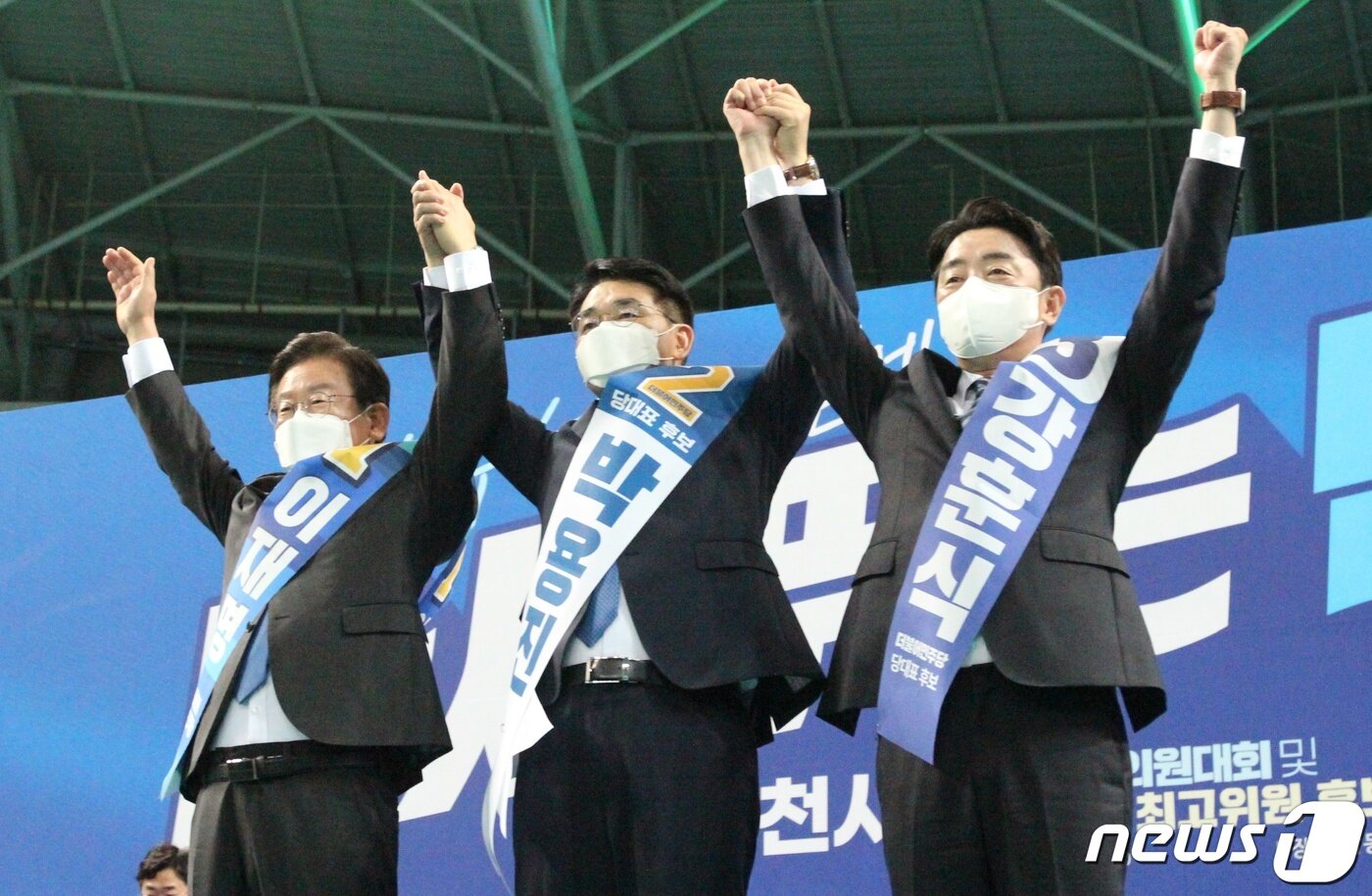 본문 이미지 - 7일 오후 인천시 남동구 수산동 남동체육관에서 예정된 더불어민주당 당대표 및 최고위원 후보자 인천 합동연설회 현장에서 당대표 후보들(왼쪽부터 이재명, 박용진, 강훈식)이 지지를 호소하고 있다.2022.8.7/뉴스1 ⓒ News1 박아론 기자