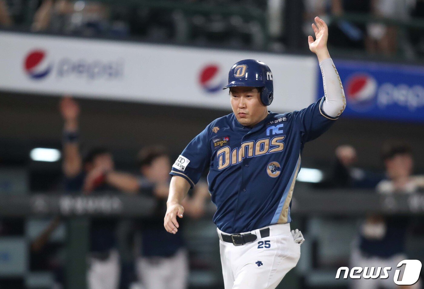 본문 이미지 - 7일 오후 부산 동래구 사직야구장에서 열린 프로야구 '2022 신한은행 SOL KBO리그' NC 다이노스와 롯데 자이언츠의 경기에서 7회초 1사 만루 NC 마티니의 그라운드 만루홈런으로 양의지가 홈인하고 있다. 2022.8.7/뉴스1 ⓒ News1 김영훈 기자