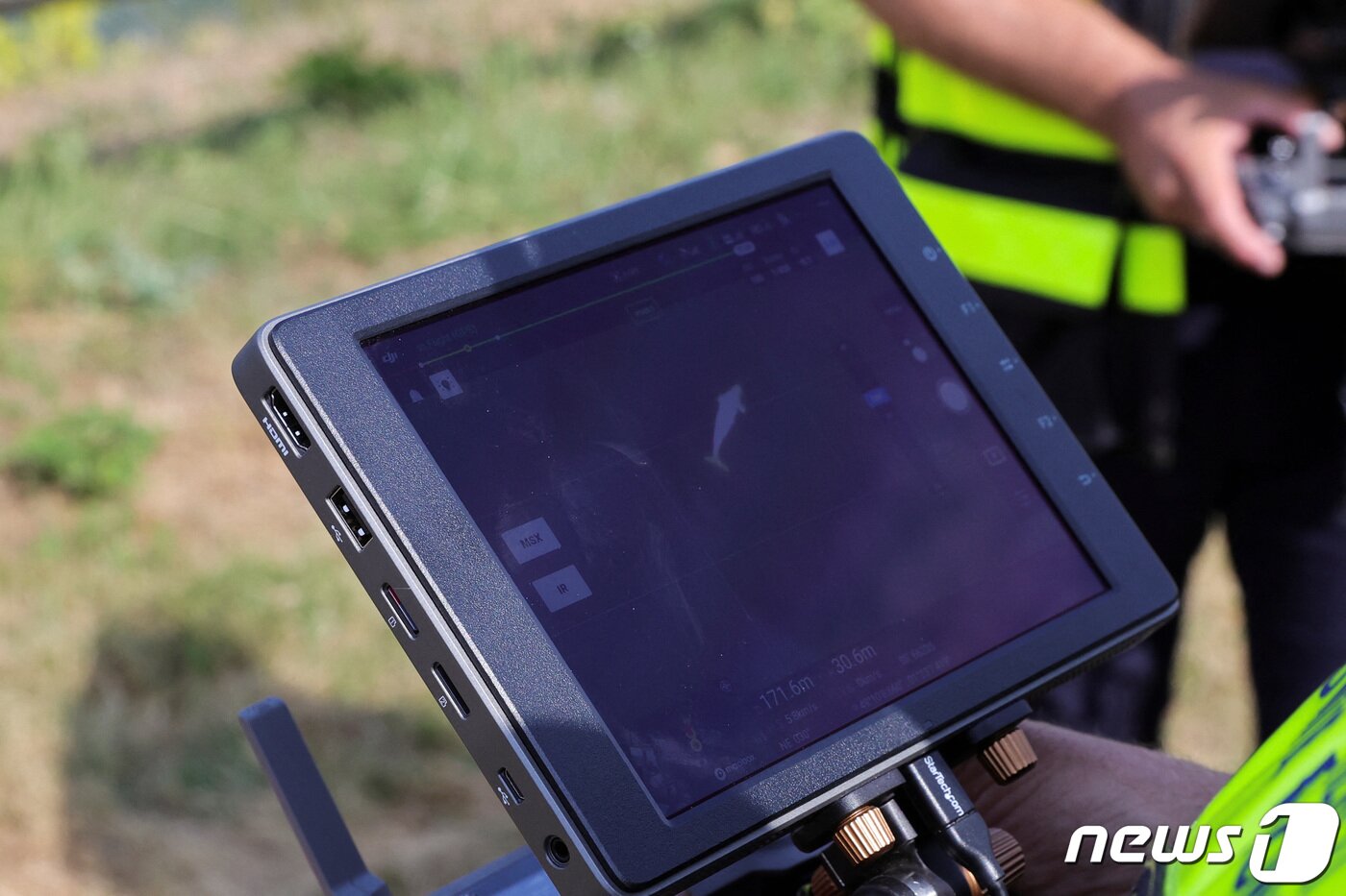 본문 이미지 - 4일(현지시간) 프랑스 생피에르라가렌에서 소방관들이 드론 촬영한 벨루가 돌고래의 움직임을 모니터로 보고 있다. ⓒ 로이터=뉴스1 ⓒ News1 김예원 기자