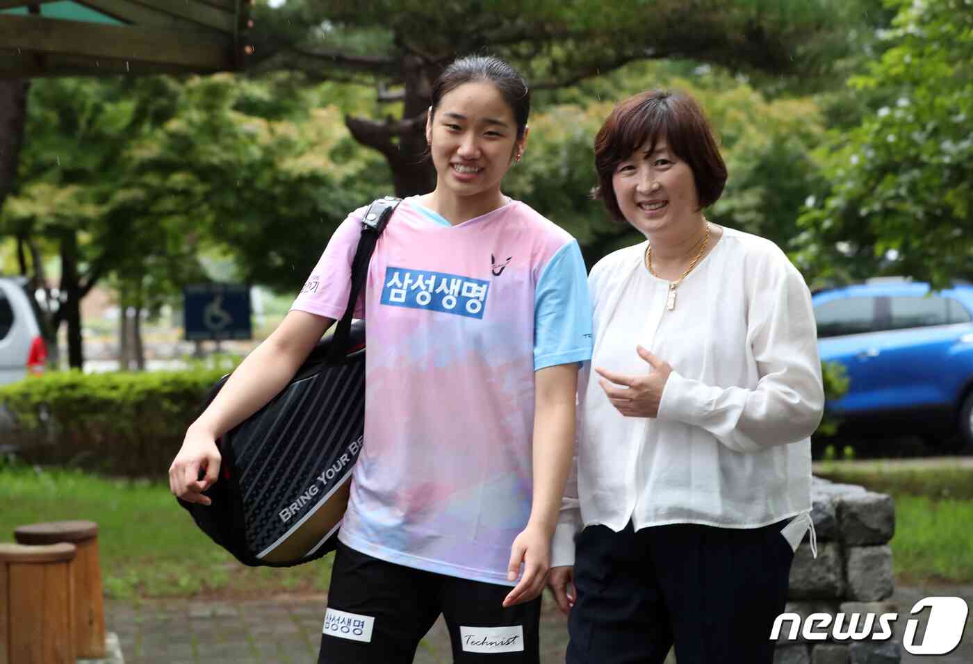 길영아 삼성생명 배드민턴 감독이 8일 충남 당진실내체육관에서 열린 전국종별배드민턴선수권대회를 마친 뒤 제자 안세영과 인터뷰 하고 있다. 2022.8.8/뉴스1 © News1 김기남 기자