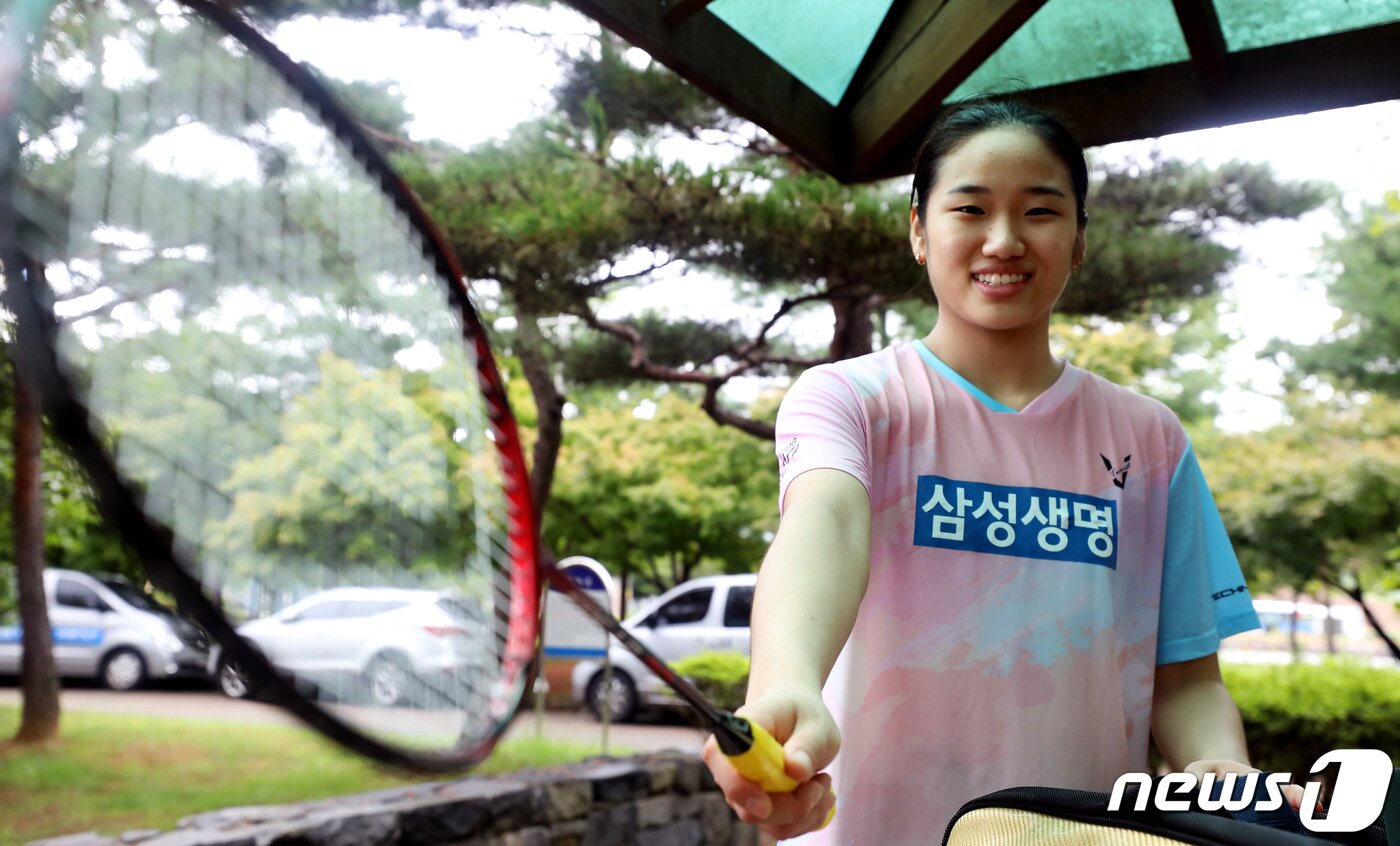 본문 이미지 - 안세영 여자 배드민턴 국가대표(삼성생명 배드민턴단)이 8일 충남 당진실내체육관에서 열린 전국종별배드민턴선수권대회를 마친 뒤 인터뷰 하고 있다. 2022.8.8/뉴스1 ⓒ News1 김기남 기자
