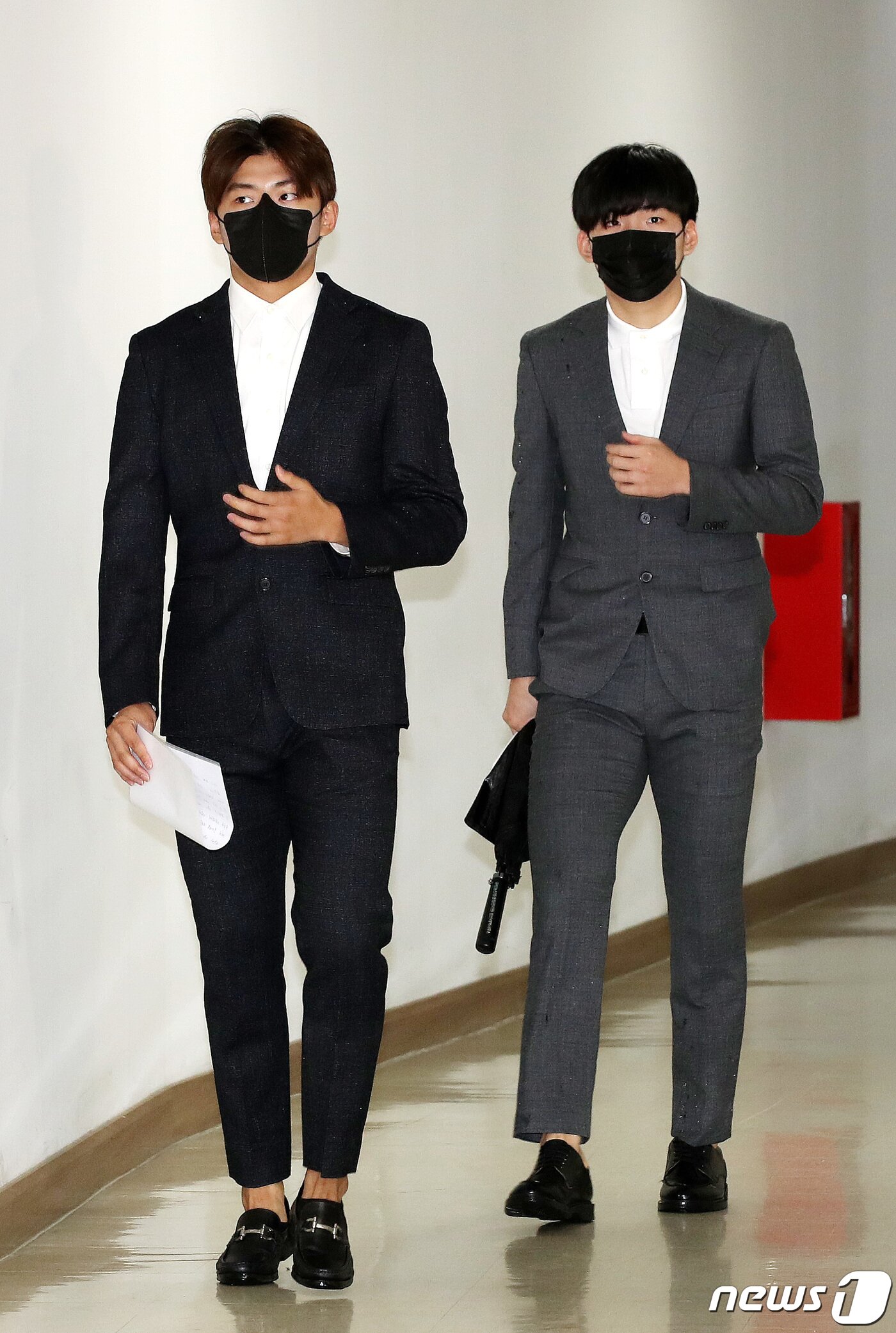 본문 이미지 - &#39;빙속 형제&#39; 정재웅&#40;왼쪽&#41;과 정재원이 8일 오후 서울 송파구 대한빙상경기연맹 회의실에서 열린 진천 국가대표 선수촌 내 음주운전 사고 관련 스포츠공정위원회&#40;징계위원회&#41;에 출석하고 있다. ⓒ News1 박지혜 기자