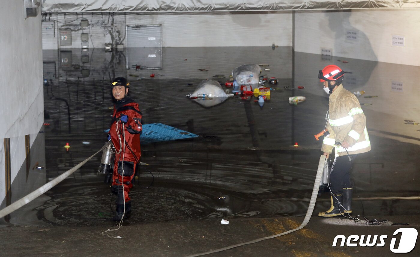 본문 이미지 - 서울과 경기·강원북부 지역을 중심으로 호우특보가 발표된 8일 경기 부천시 약대오거리의 한 건물 지하에 빗물이 가득 차 있다. 기상청은 이날 낮 12시 50분을 기해 부천시에 호우경보를 내린 상태이며, 누적 강수량은 80mm(8일 오후 1시 40분 기준)를 기록하고 있다. 2022.8.8/뉴스1 ⓒ News1 정진욱 기자