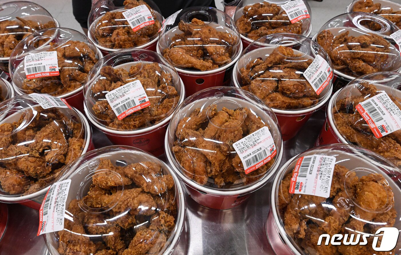 본문 이미지 - 8일 서울 홈플러스 영등포점에서 40팩 한정으로 판매되는 두 마리 후라이드 치킨 할인 상품이 진열되어 있다. 홈플러스 영등포점은 이날 기존 1만5990원의 제품을 9990원에 한정 판매했다. 판매 시작 약 3분 만에 소진됐다. (공동취재) 2022.8.8/뉴스1 ⓒ News1 임세영 기자