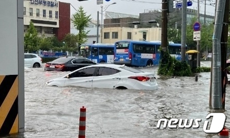 폭우에 잠긴 차량