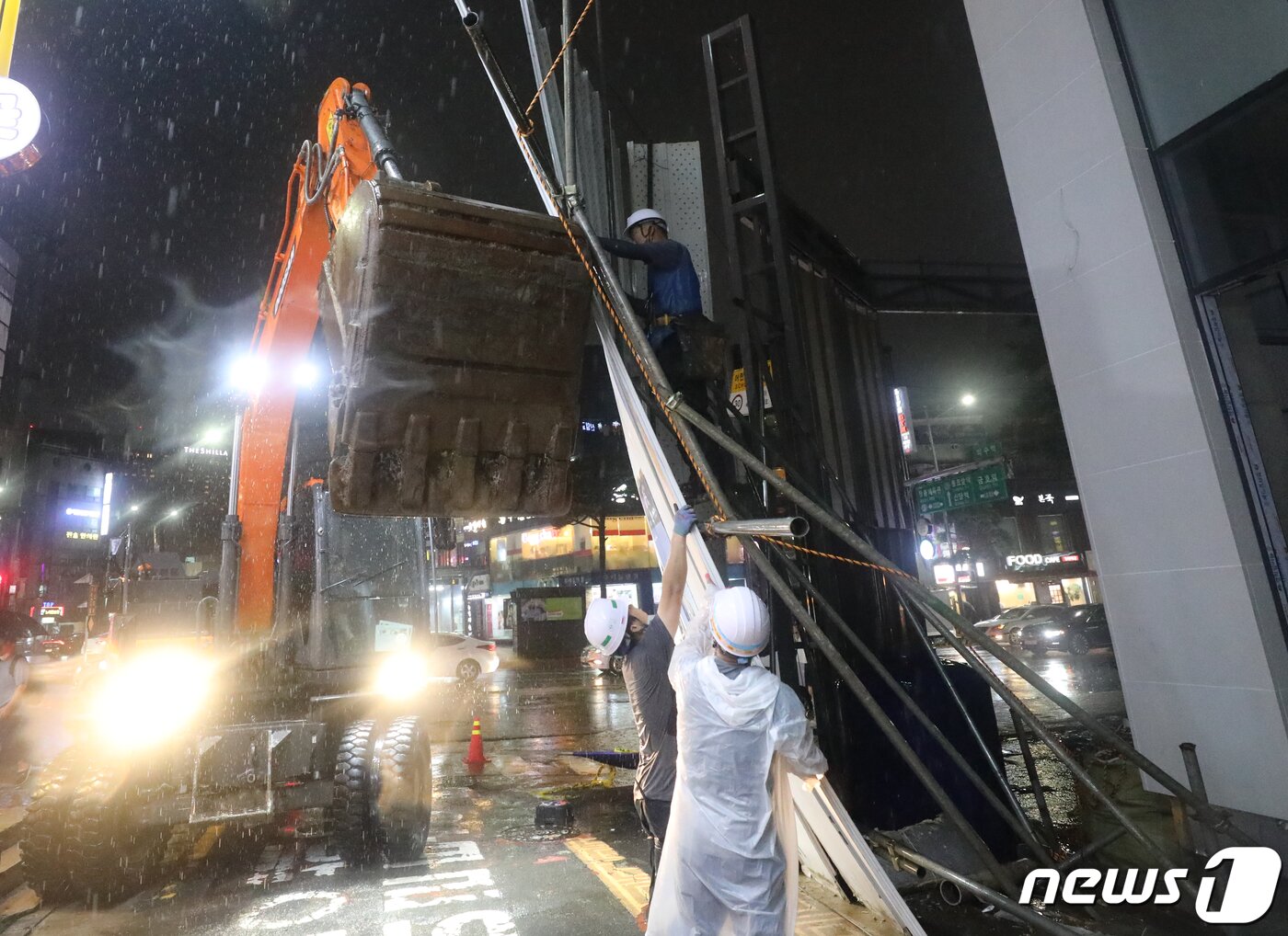 본문 이미지 - 폭우가 내린 8일 오후 서울 중구 약수역 인근 공사현장에 가림판이 쓰러져 관계자들이 정리작업을 하고 있다. 2022.8.8/뉴스1 ⓒ News1 송원영 기자