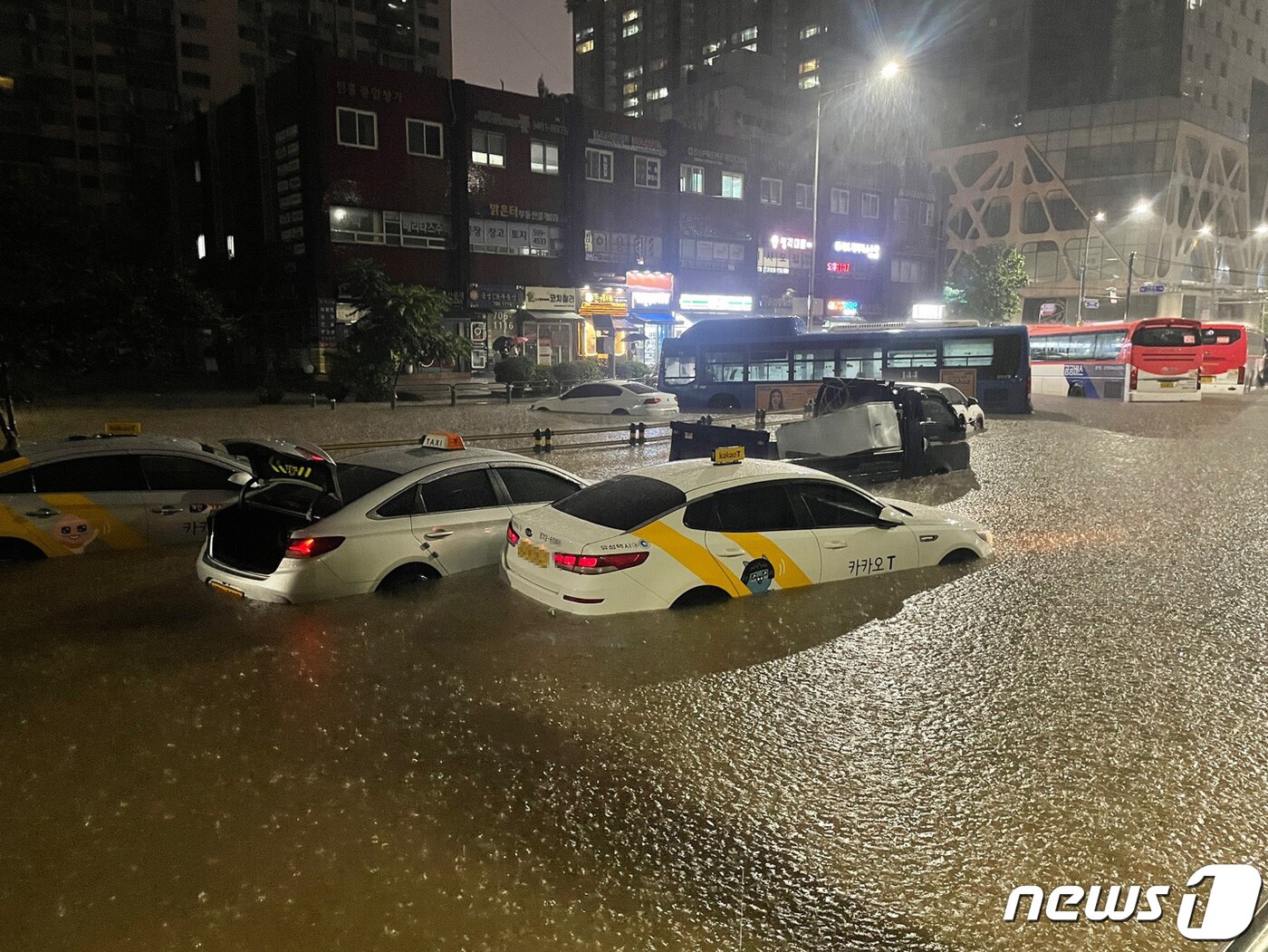 본문 이미지 - 8일 서울 서초구 진흥아파트 인근 도로가 침수돼 차량이 물에 잠겨 있다. 2022.8.8/뉴스1 ⓒ News1 송원영 기자